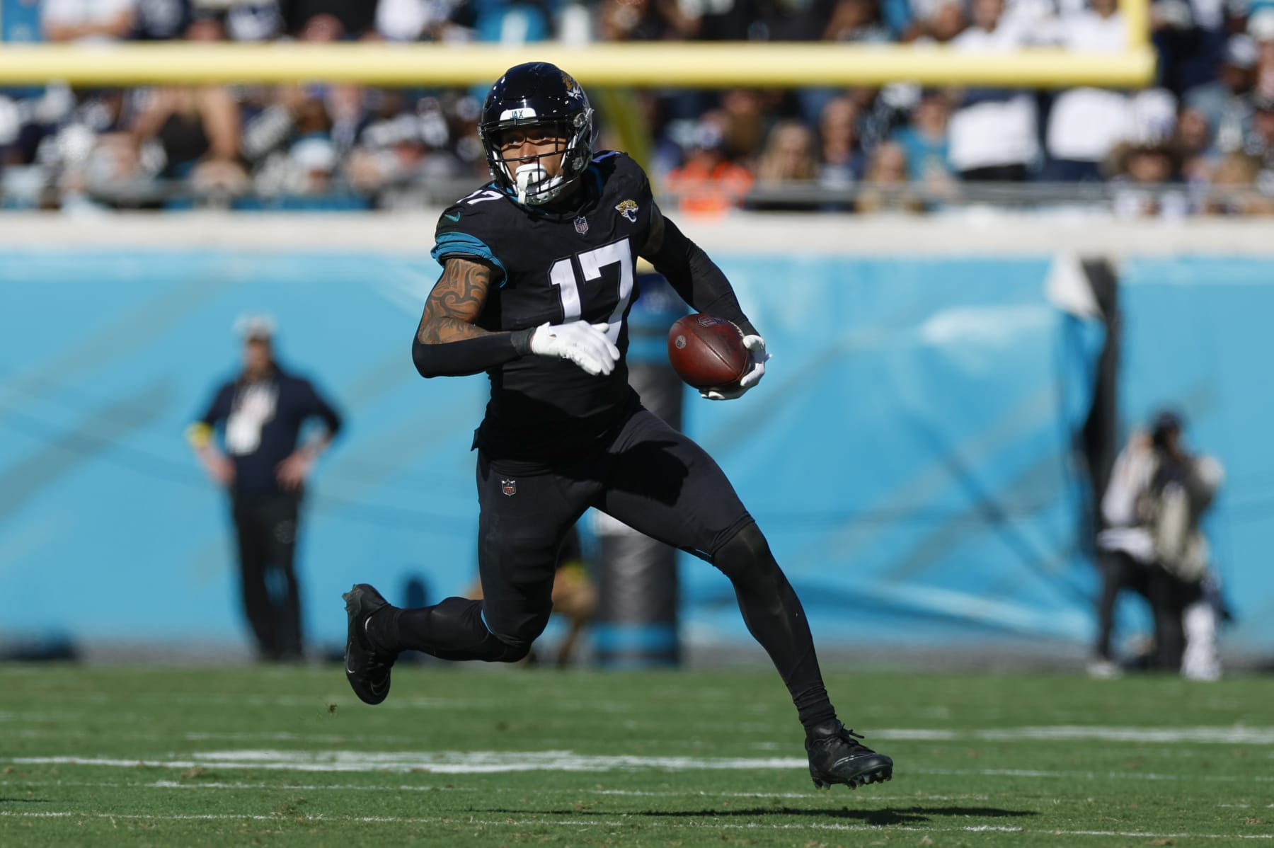 JACKSONVILLE, FL - DECEMBER 18: Jacksonville Jaguars tight end Evan Engram (17) runs with the ball during the game between the Dallas Cowboys and the Jacksonville Jaguars on December 18, 2022 at tIAA Bank Field in Jacksonville, Fl. (Photo by David Rosenblum/Icon Sportswire via Getty Images)