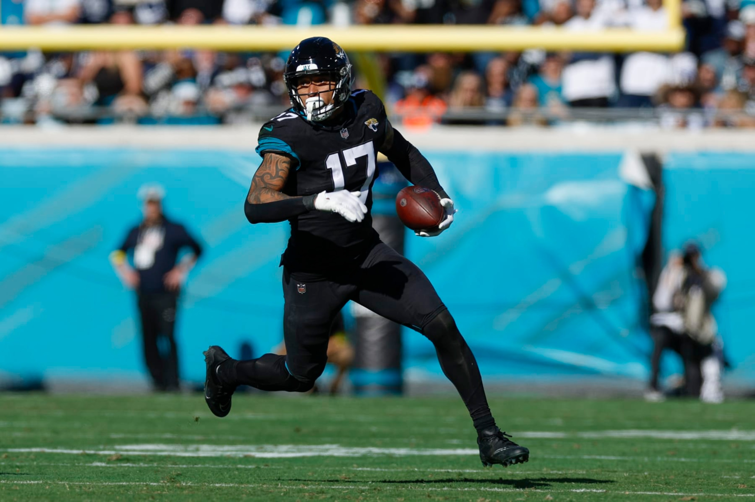 JACKSONVILLE, FL - DECEMBER 18: Jacksonville Jaguars tight end Evan Engram (17) runs with the ball during the game between the Dallas Cowboys and the Jacksonville Jaguars on December 18, 2022 at tIAA Bank Field in Jacksonville, Fl. (Photo by David Rosenblum/Icon Sportswire via Getty Images)
