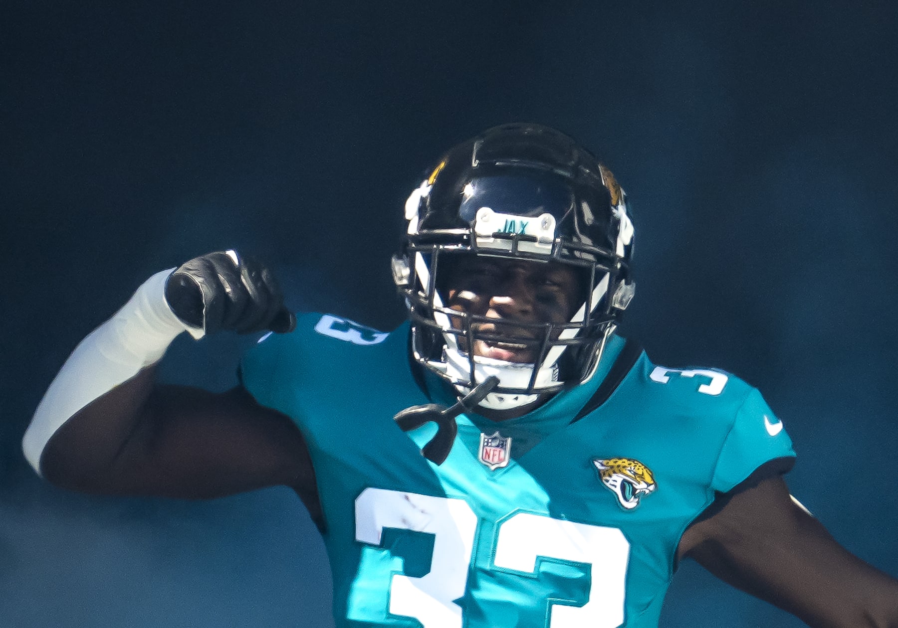 JACKSONVILLE, FL - OCTOBER 23: Jacksonville Jaguars linebacker Devin Lloyd (33) during the NFL Football match between the Jacksonville Jaguars and New York Giants on October 23, 2022 at TIAA Bank Field, FL. (Photo by Andrew Bershaw/Icon Sportswire via Getty Images)