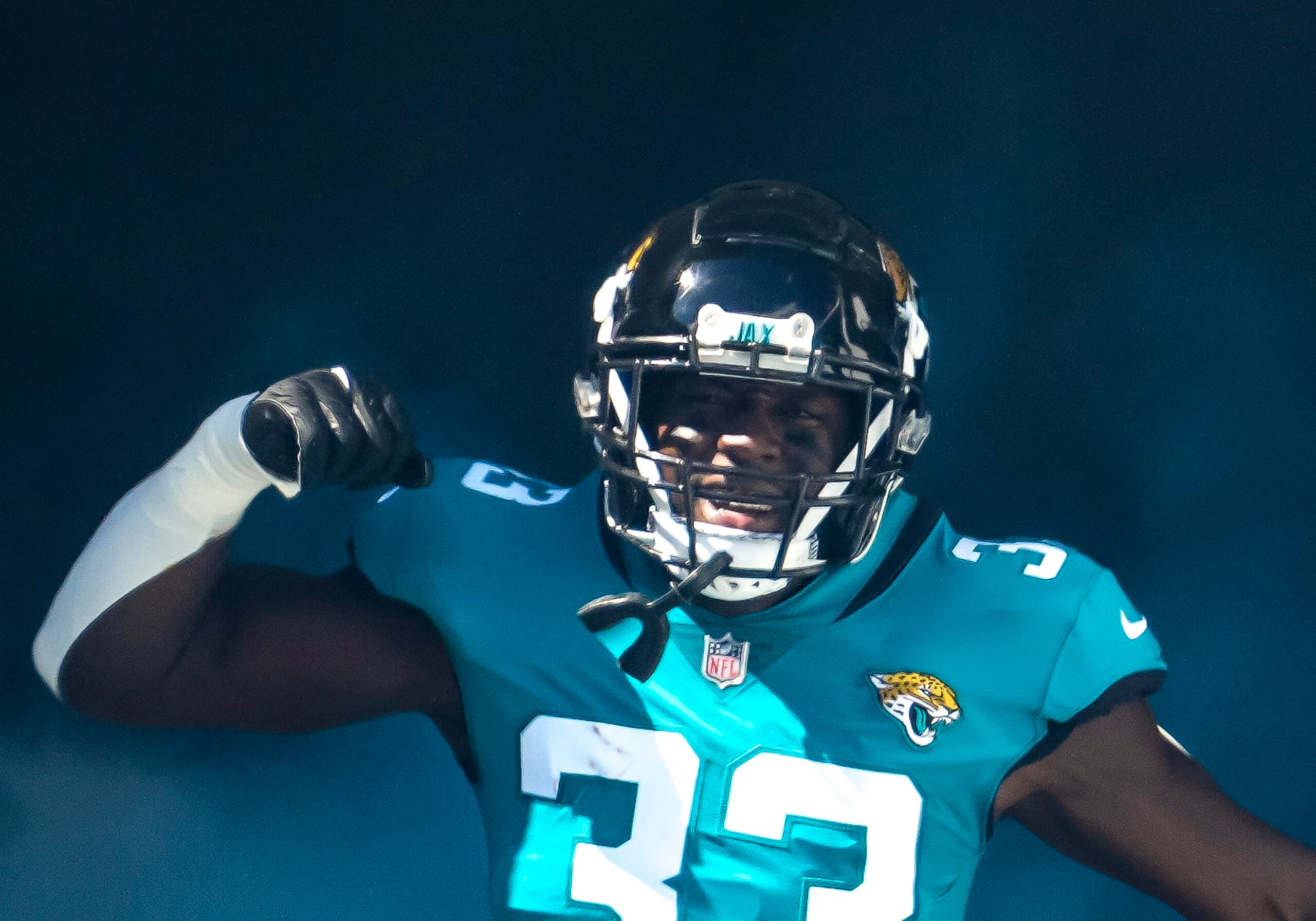 JACKSONVILLE, FL - OCTOBER 23: Jacksonville Jaguars linebacker Devin Lloyd (33) during the NFL Football match between the Jacksonville Jaguars and New York Giants on October 23, 2022 at TIAA Bank Field, FL. (Photo by Andrew Bershaw/Icon Sportswire via Getty Images)