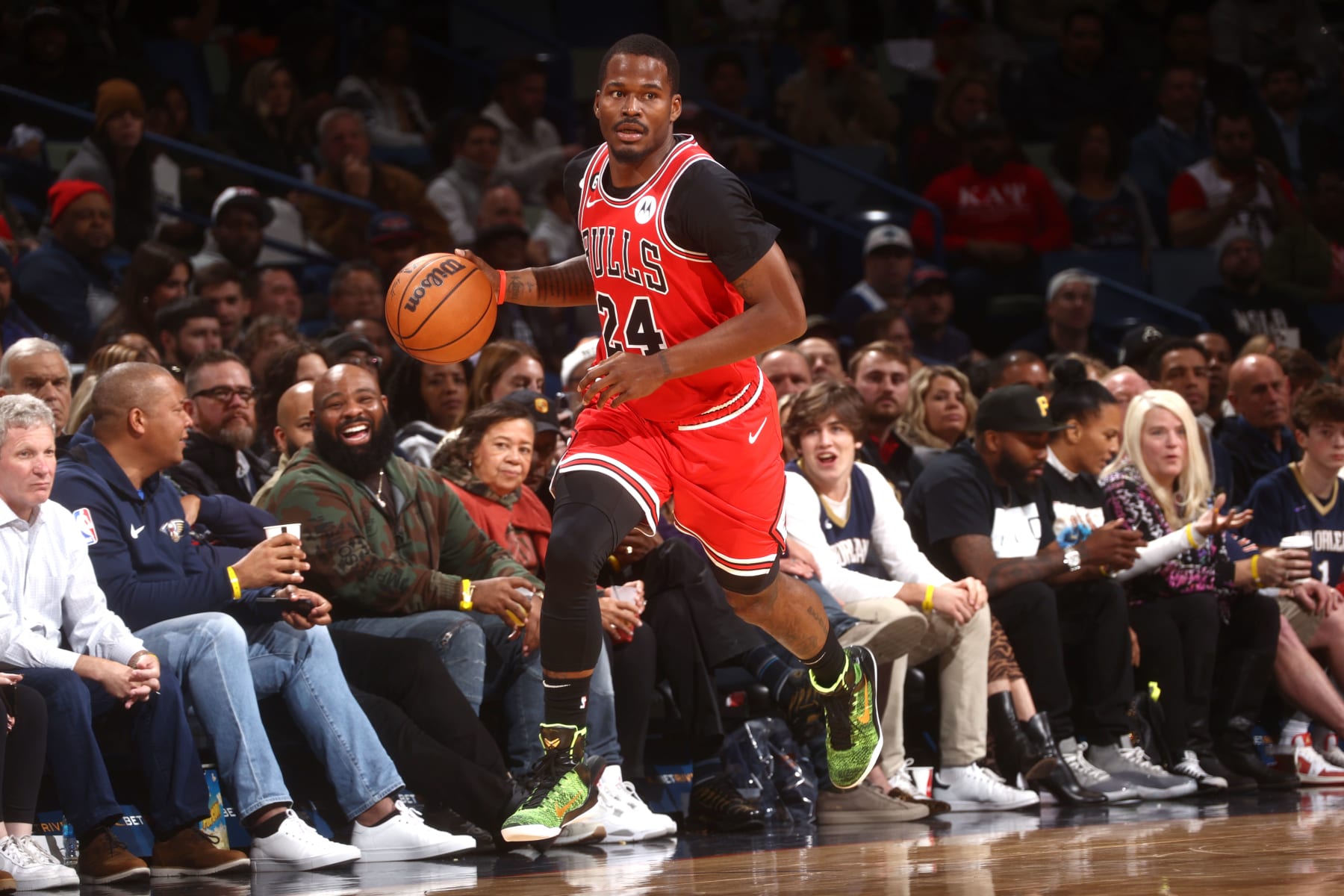 NEW ORLEANS, LA - NOVEMBER 16: Javonte Green #24 of the Chicago Bulls dribbles the ball during the game against the New Orleans Pelicans on November 16, 2022 at the Smoothie King Center in New Orleans, Louisiana. NOTE TO USER: User expressly acknowledges and agrees that, by downloading and or using this Photograph, user is consenting to the terms and conditions of the Getty Images License Agreement. Mandatory Copyright Notice: Copyright 2022 NBAE (Photo by Ned Dishman/NBAE via Getty Images)