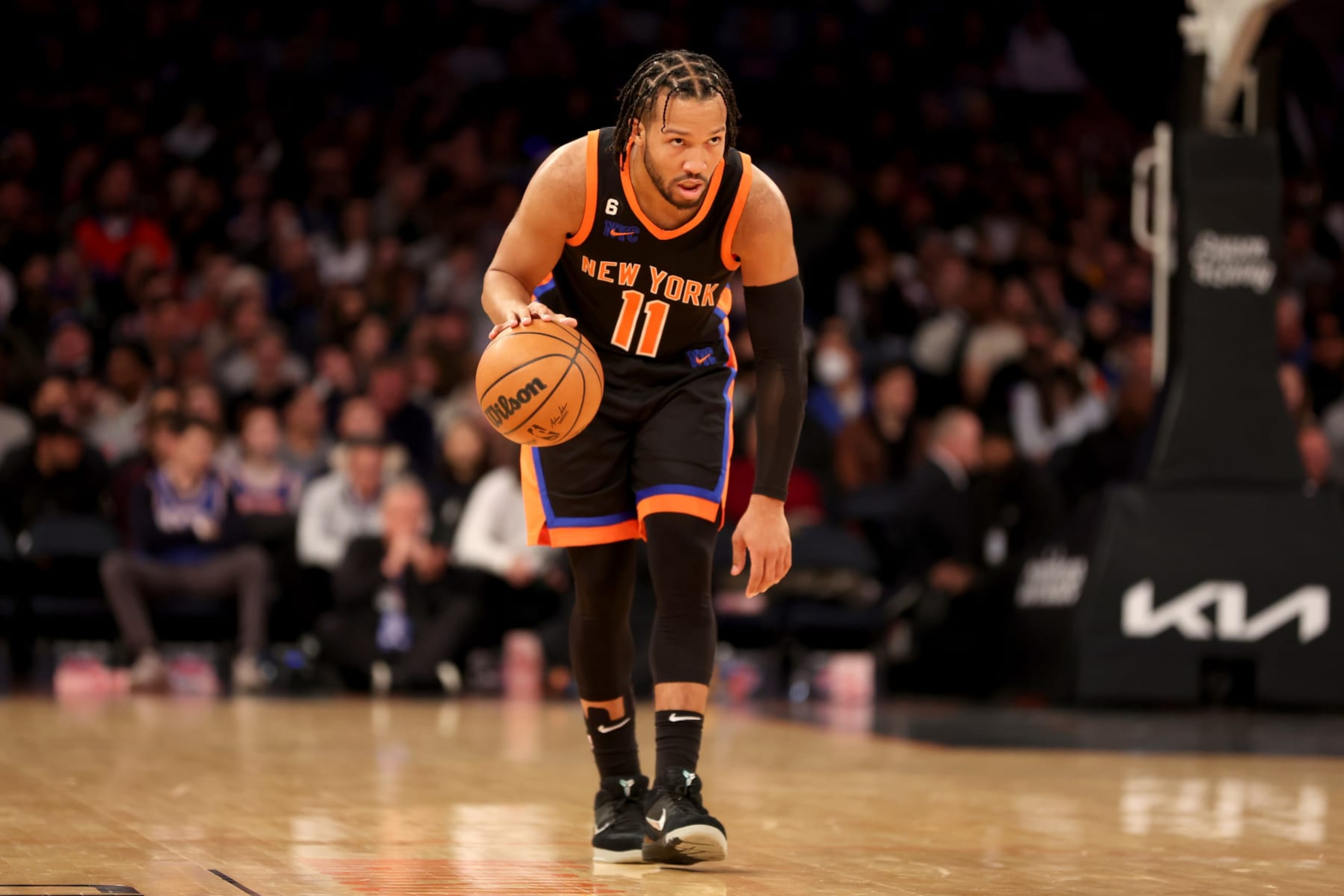 NEW YORK, NEW YORK - DECEMBER 20: Jalen Brunson #11 of the New York Knicks dribbles against the Golden State Warriors during the third quarter of the game at Madison Square Garden on December 20, 2022 in New York City. NOTE TO USER: User expressly acknowledges and agrees that, by downloading and/or using this photograph, User is consenting to the terms and conditions of the Getty Images License Agreement. (Photo by Sarah Stier/Getty Images) NEW YORK, NEW YORK - DECEMBER 20: Jalen Brunson #11 of the New York Knicks dribbles against the Golden State Warriors during the third quarter of the game at Madison Square Garden on December 20, 2022 in New York City. NOTE TO USER: User expressly acknowledges and agrees that, by downloading and/or using this photograph, User is consenting to the terms and conditions of the Getty Images License Agreement. (Photo by Sarah Stier/Getty Images)
