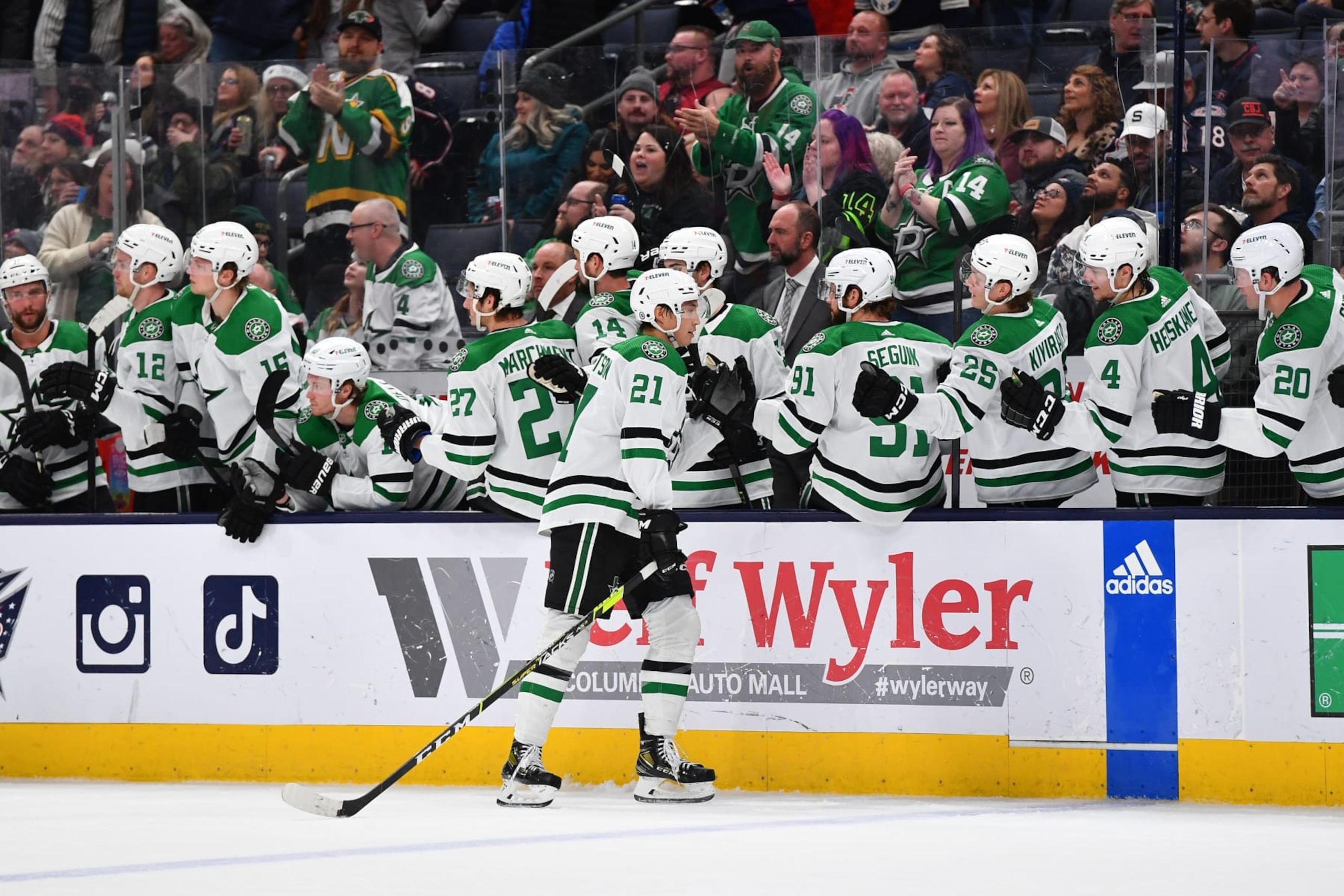 COLUMBUS, OHIO - DECEMBER 19: Jason Robertson #21 of the Dallas Stars celebrates with teammates after scoring a goal during the third period of a game against the Columbus Blue Jackets at Nationwide Arena on December 19, 2022 in Columbus, Ohio. (Photo by Ben Jackson/NHLI via Getty Images)