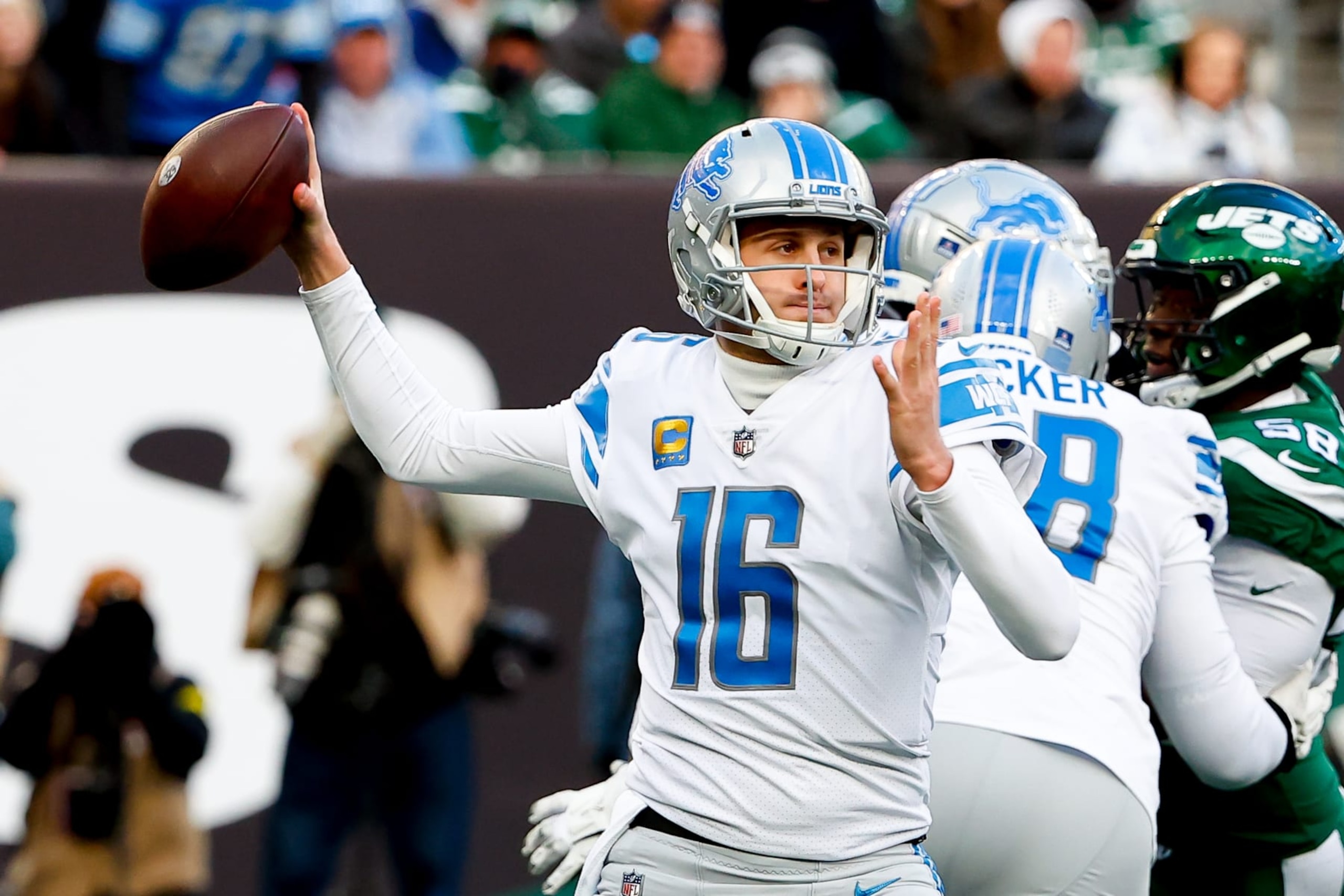 EAST RUTHERFORD, NJ - DECEMBER 18:  Detroit Lions quarterback Jared Goff (16) during the National Football League game between the New York Jets and the Detroit Lions on December 18, 2022 at MetLife Stadium in East Rutherford, New Jersey.  (Photo by Rich Graessle/Icon Sportswire via Getty Images)