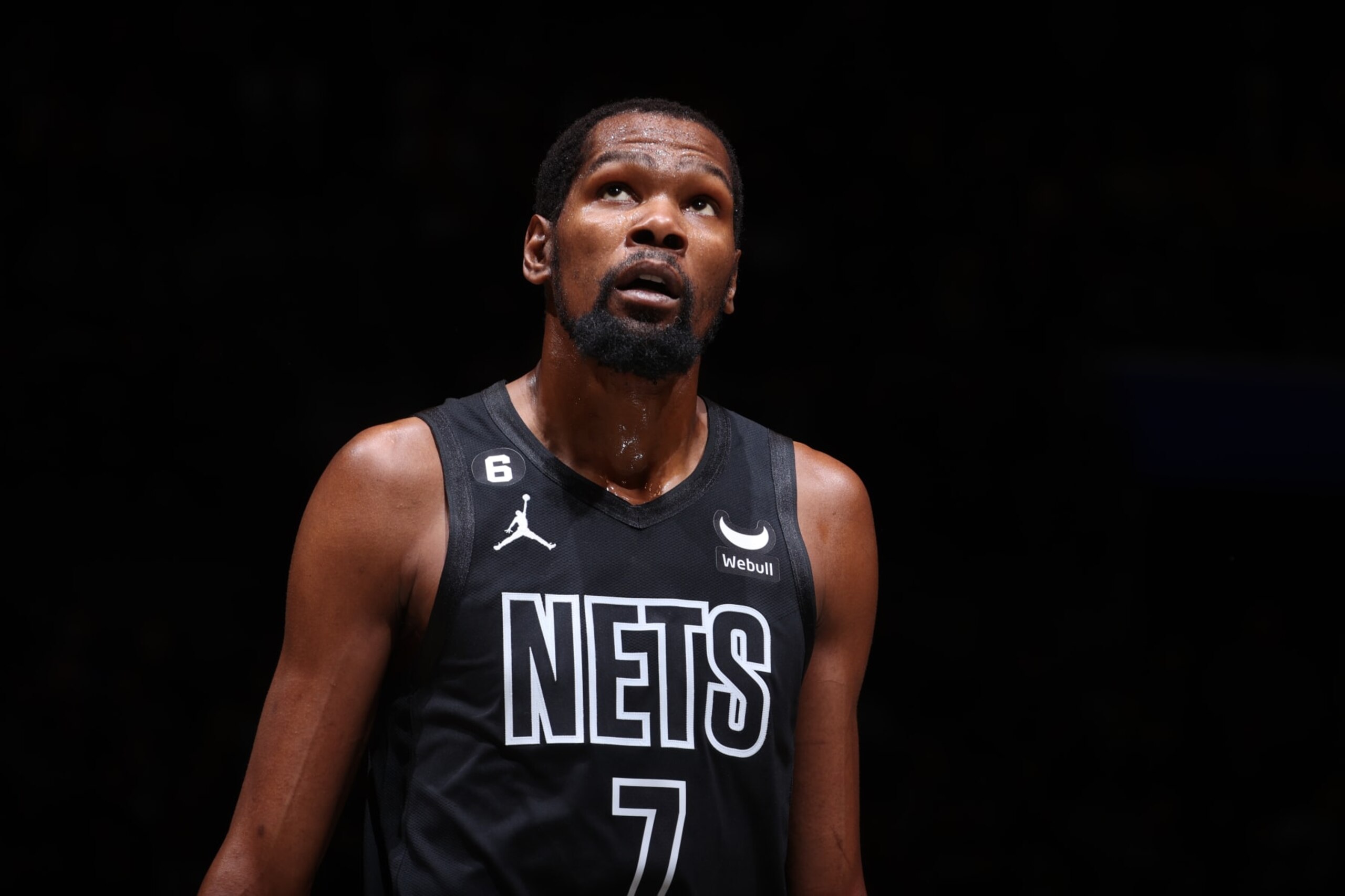 BROOKLYN, NY - DECEMBER 23: Kevin Durant #7 of the Brooklyn Nets looks up at the scoreboard during the game against the Milwaukee Bucks on December 23, 2022 at Barclays Center in Brooklyn, New York. NOTE TO USER: User expressly acknowledges and agrees that, by downloading and or using this Photograph, user is consenting to the terms and conditions of the Getty Images License Agreement. Mandatory Copyright Notice: Copyright 2022 NBAE (Photo by Nathaniel S. Butler/NBAE via Getty Images)