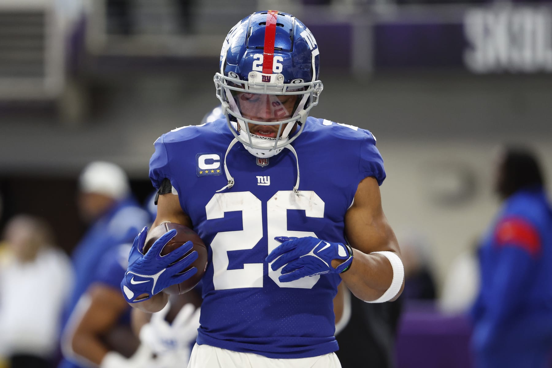 MINNEAPOLIS, MINNESOTA - DECEMBER 24: Saquon Barkley #26 of the New York Giants warms up against the Minnesota Vikings at U.S. Bank Stadium on December 24, 2022 in Minneapolis, Minnesota. (Photo by David Berding/Getty Images)