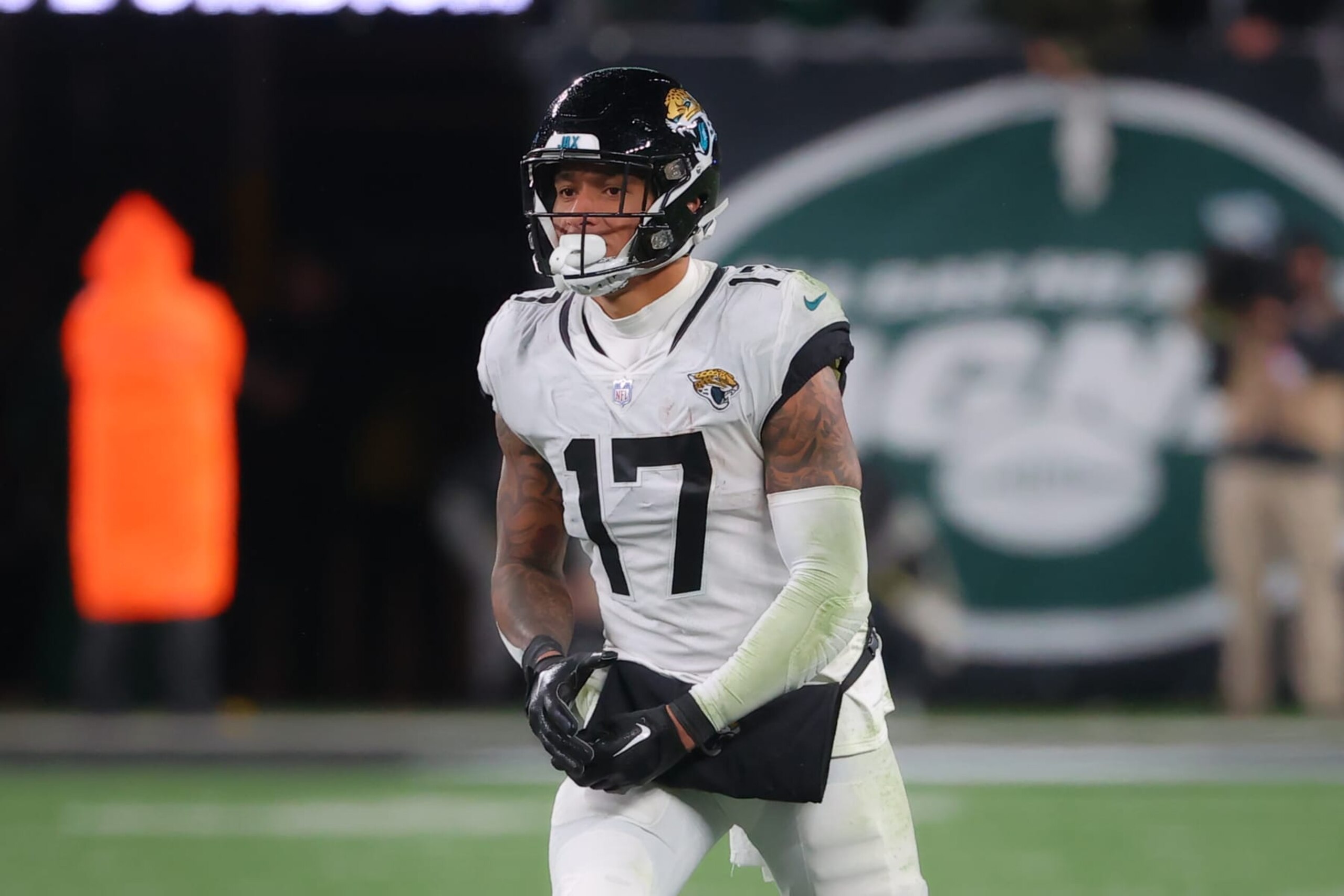 EAST RUTHERFORD, NJ - DECEMBER 22:  Jacksonville Jaguars tight end Evan Engram (17) during the third quarter of the game between the New York Jets and the Jacksonville Jaguars on December 22, 2022 at MetLife Stadium in East Rutherford, New Jersey.  (Photo by Rich Graessle/Icon Sportswire via Getty Images)