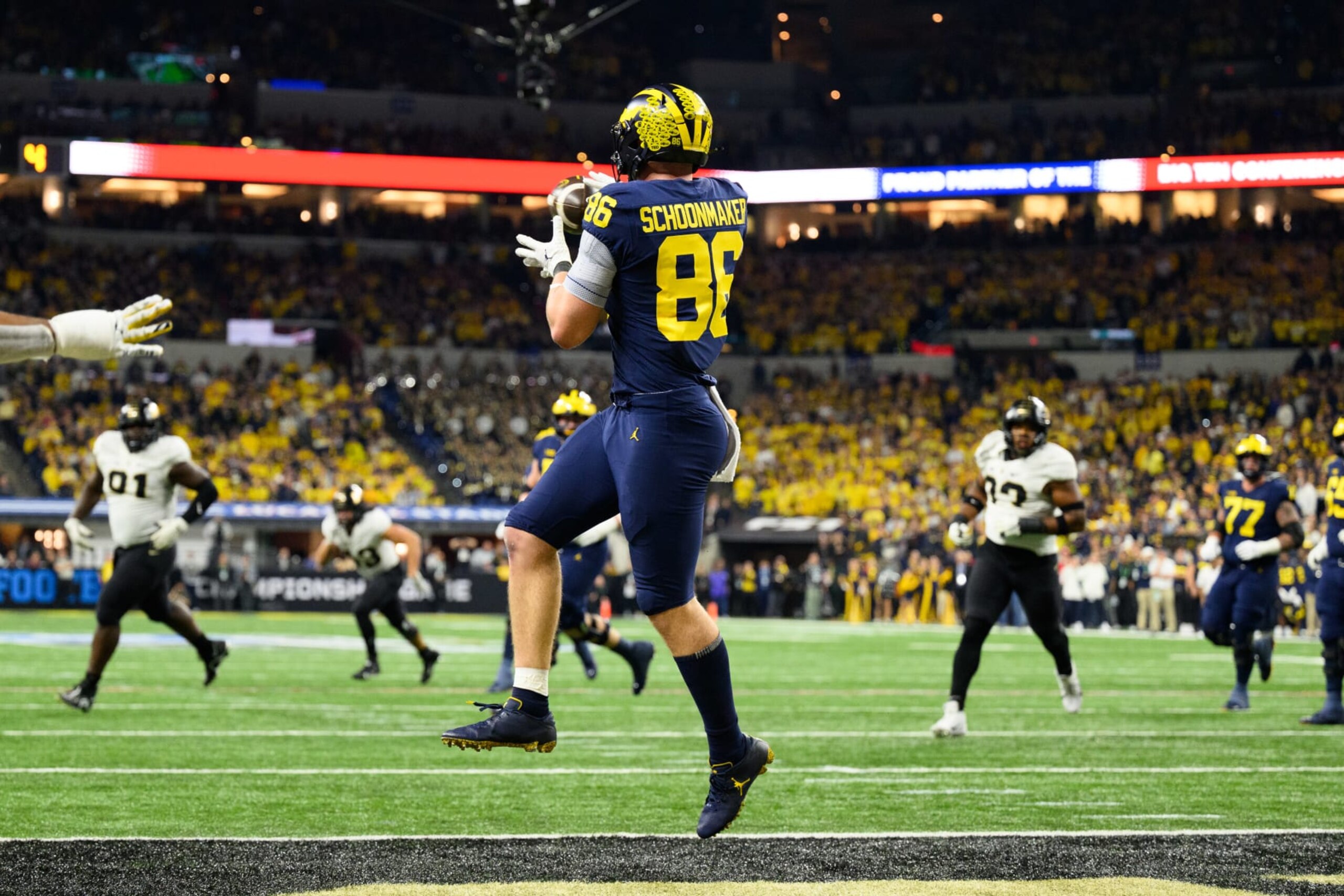 INDIANAPOLIS, IN - DECEMBER 03: Michigan Wolverines tight end Luke Schoonmaker (86) catches a pass for a touchdown during the men's college basketball game between the Butler Bulldogs and Tennessee Tech Golden Eagles on December 3, 2022, at Hinkle Fieldhouse in Indianapolis, IN. (Photo by Zach Bolinger/Icon Sportswire via Getty Images) INDIANAPOLIS, IN - DECEMBER 03: Michigan Wolverines tight end Luke Schoonmaker (86) catches a pass for a touchdown during the men's college basketball game between the Butler Bulldogs and Tennessee Tech Golden Eagles on December 3, 2022, at Hinkle Fieldhouse in Indianapolis, IN. (Photo by Zach Bolinger/Icon Sportswire via Getty Images)