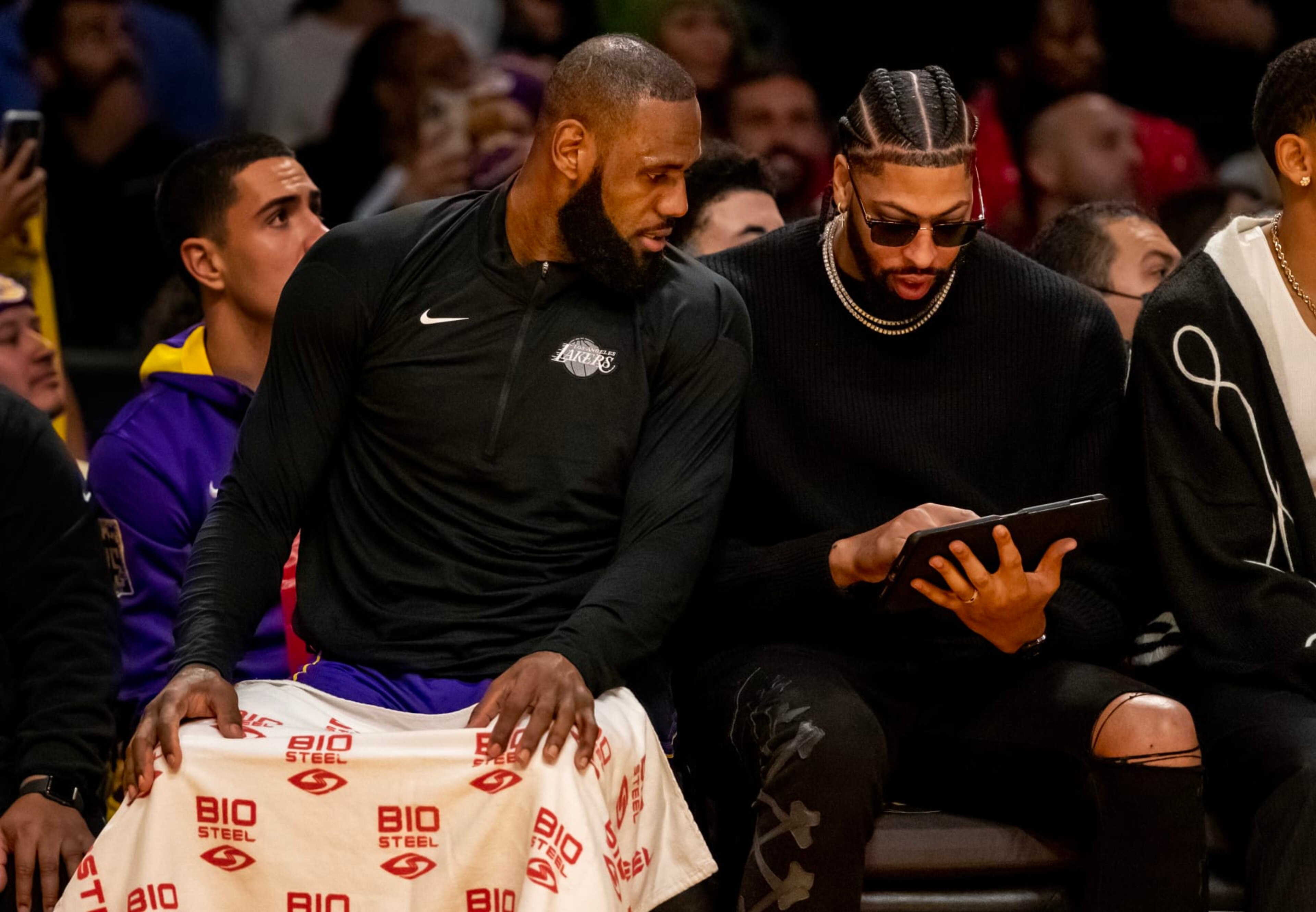 LOS ANGELES, CA - DECEMBER 23, 2022:  Injured Los Angeles Lakers forward Anthony Davis, right, looks over plays with Los Angeles Lakers forward LeBron James (6) on the bench during the game against the Charlotte Hornets at Crypto.com Arena on December 23, 2022 in Los Angeles, California. (Gina Ferazzi / Los Angeles Times via Getty Images)
