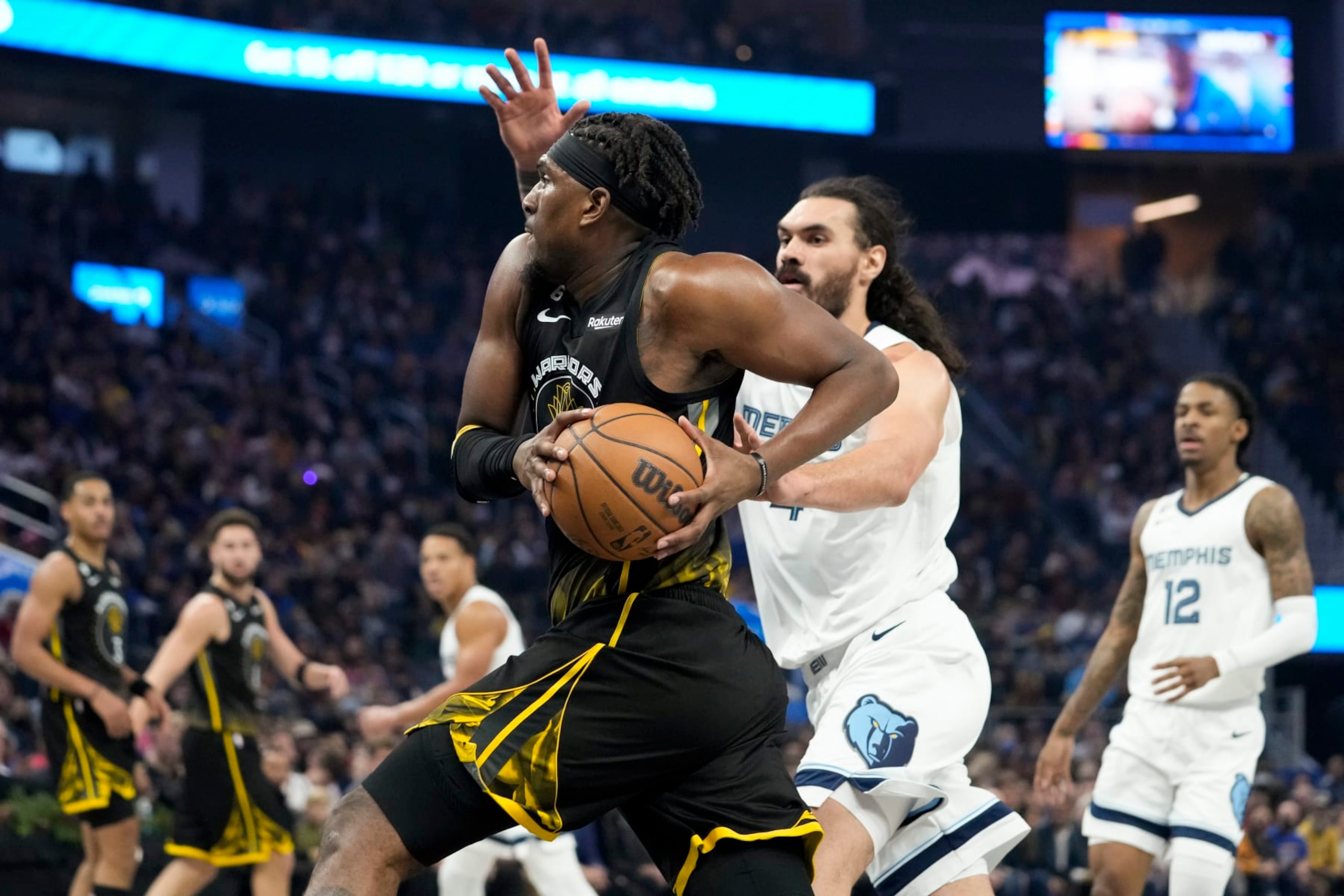Golden State Warriors forward Kevon Looney, center left, drives to the basket against Memphis Grizzlies center Steven Adams, center right, during the first half of an NBA basketball game in San Francisco, Sunday, Dec. 25, 2022. (AP Photo/Godofredo A. Vásquez) Golden State Warriors forward Kevon Looney, center left, drives to the basket against Memphis Grizzlies center Steven Adams, center right, during the first half of an NBA basketball game in San Francisco, Sunday, Dec. 25, 2022. (AP Photo/Godofredo A. Vásquez)