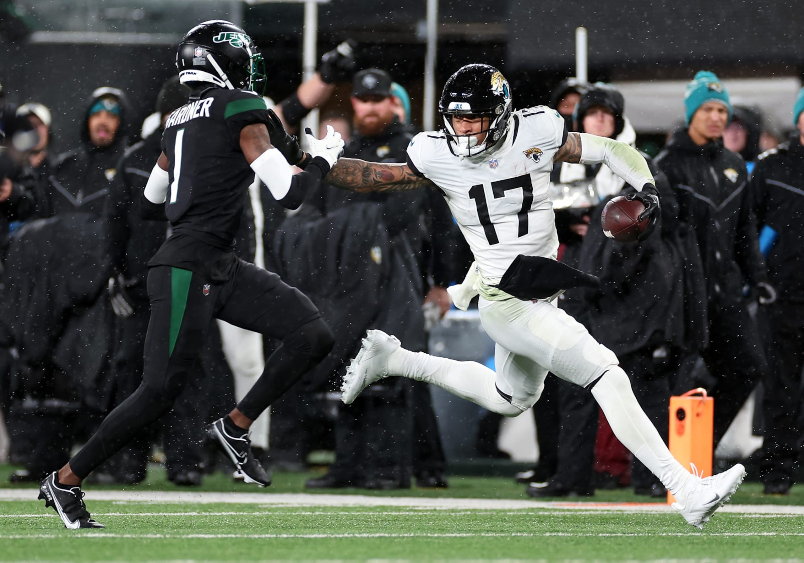 EAST RUTHERFORD, NEW JERSEY - DECEMBER 22:  Evan Engram #17 of the Jacksonville Jaguars carries the ball as Sauce Gardner #1 of the New York Jets defends during the game at MetLife Stadium on December 22, 2022 in East Rutherford, New Jersey. (Photo by Sarah Stier/Getty Images)