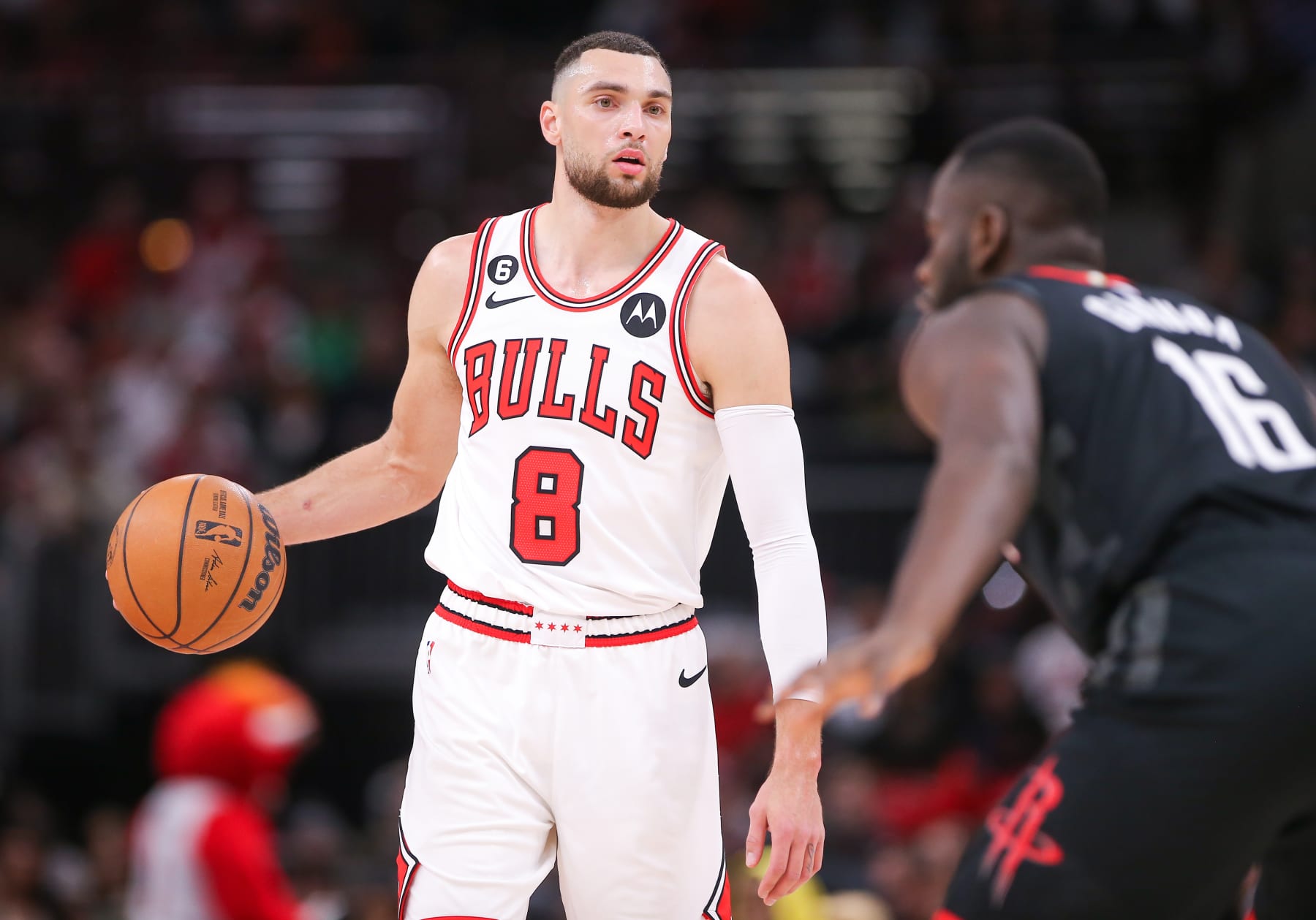 CHICAGO, IL - DECEMBER 26: Chicago Bulls Guard Zach LaVine (8) brings the ball up court during a NBA game between the Houston Rockets and the Chicago Bulls on December  26, 2022 at the United Center in Chicago, IL. (Photo by Melissa Tamez/Icon Sportswire via Getty Images)