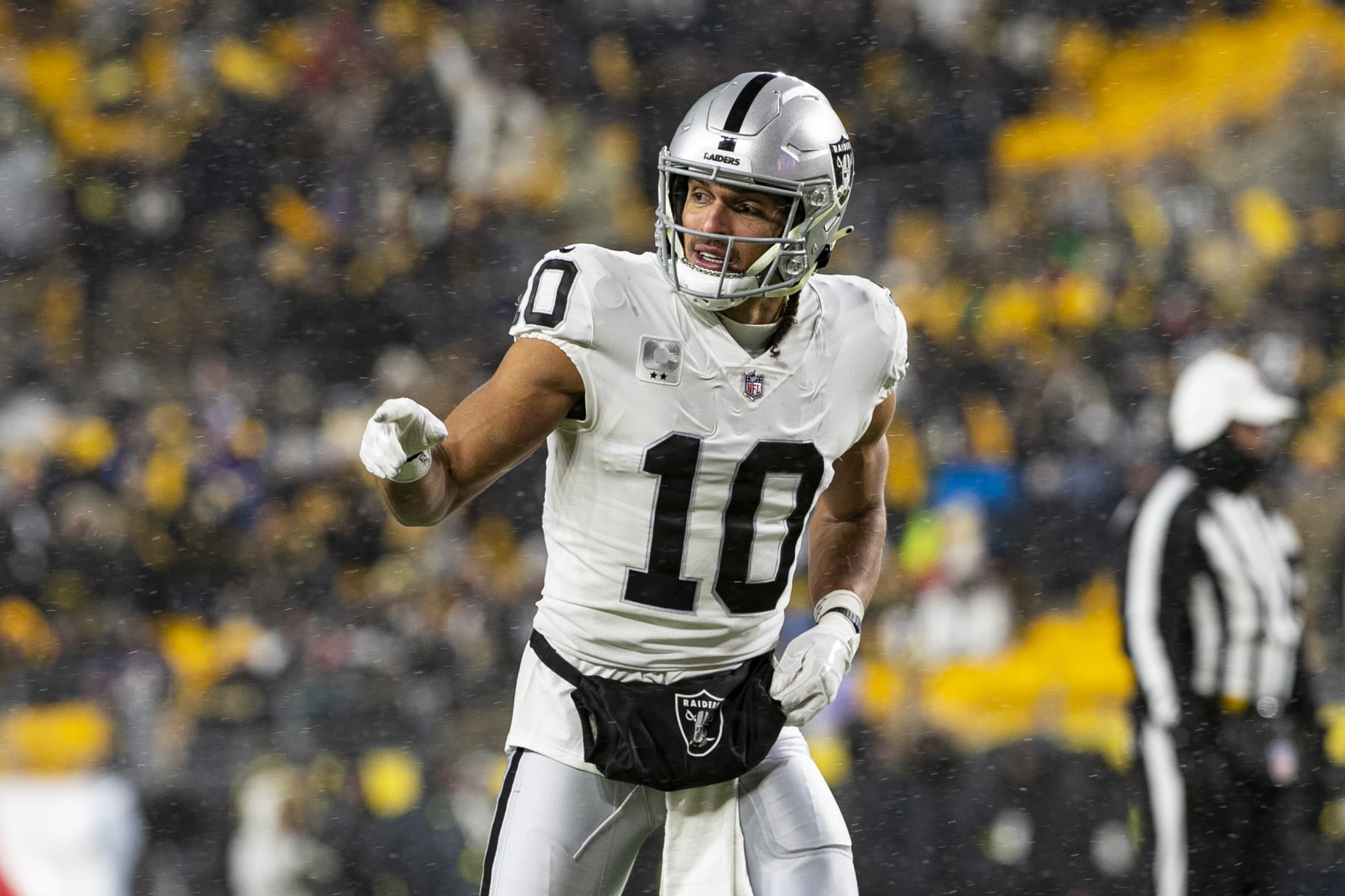 PITTSBURGH, PA - DECEMBER 24: Las Vegas Raiders wide receiver Mack Hollins (10) looks on during the national football league game between the Las Vegas Raiders and the Pittsburgh Steelers on December 24, 2022 at Acrisure Stadium in Pittsburgh, PA. (Photo by Mark Alberti/Icon Sportswire via Getty Images)