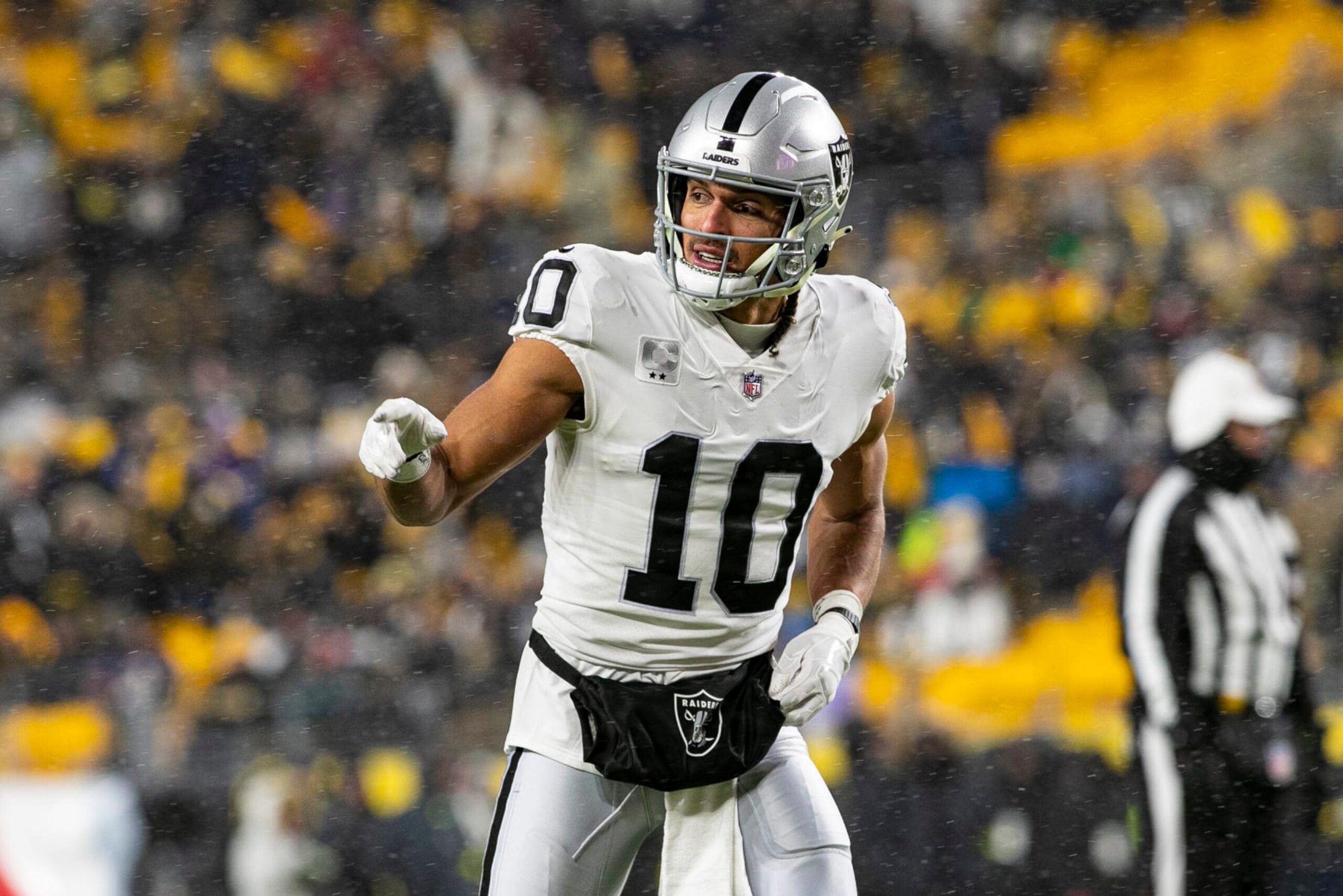 PITTSBURGH, PA - DECEMBER 24: Las Vegas Raiders wide receiver Mack Hollins (10) looks on during the national football league game between the Las Vegas Raiders and the Pittsburgh Steelers on December 24, 2022 at Acrisure Stadium in Pittsburgh, PA. (Photo by Mark Alberti/Icon Sportswire via Getty Images) PITTSBURGH, PA - DECEMBER 24: Las Vegas Raiders wide receiver Mack Hollins (10) looks on during the national football league game between the Las Vegas Raiders and the Pittsburgh Steelers on December 24, 2022 at Acrisure Stadium in Pittsburgh, PA. (Photo by Mark Alberti/Icon Sportswire via Getty Images)
