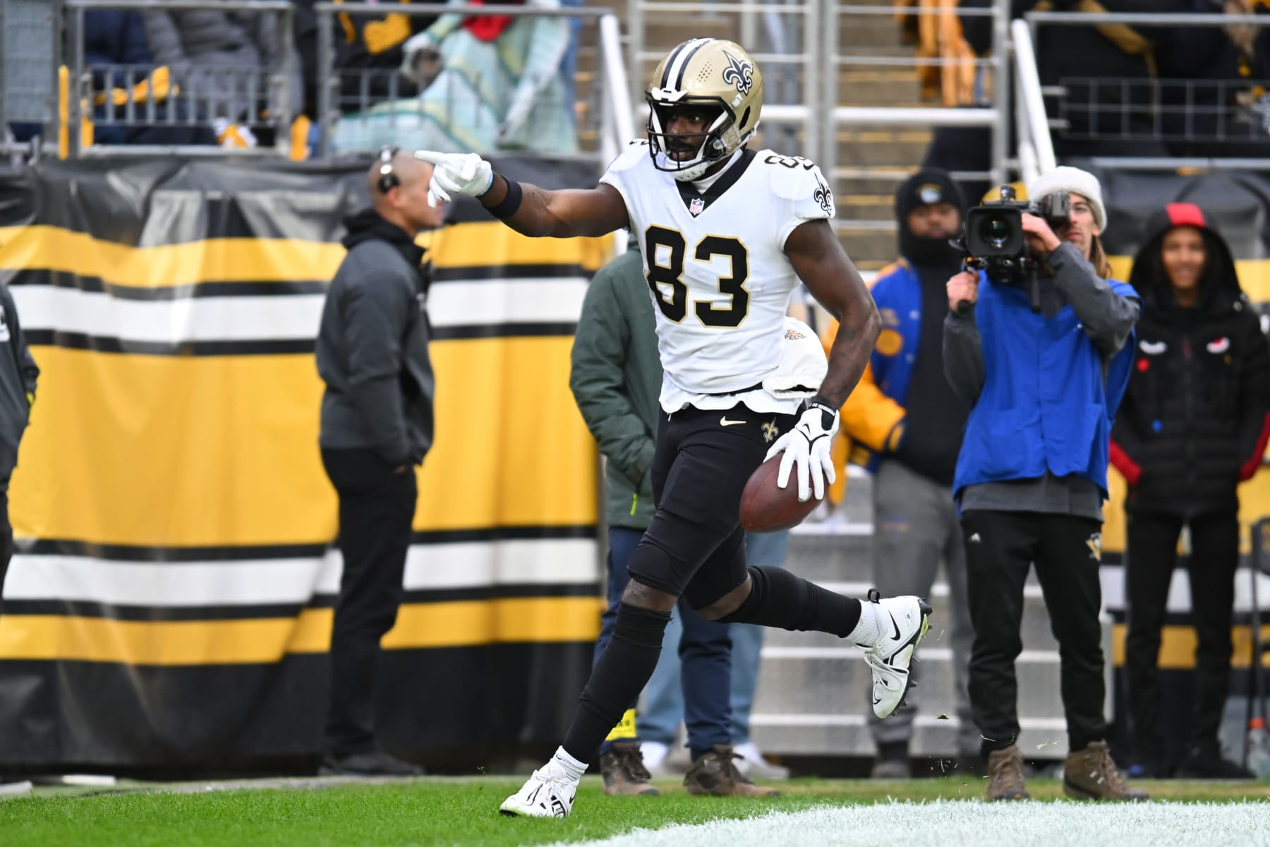 PITTSBURGH, PENNSYLVANIA - NOVEMBER 13: Juwan Johnson #83 of the New Orleans Saints celebrates after a touchdown during the second quarter of the game against the Pittsburgh Steelers at Acrisure Stadium on November 13, 2022 in Pittsburgh, Pennsylvania. (Photo by Joe Sargent/Getty Images)