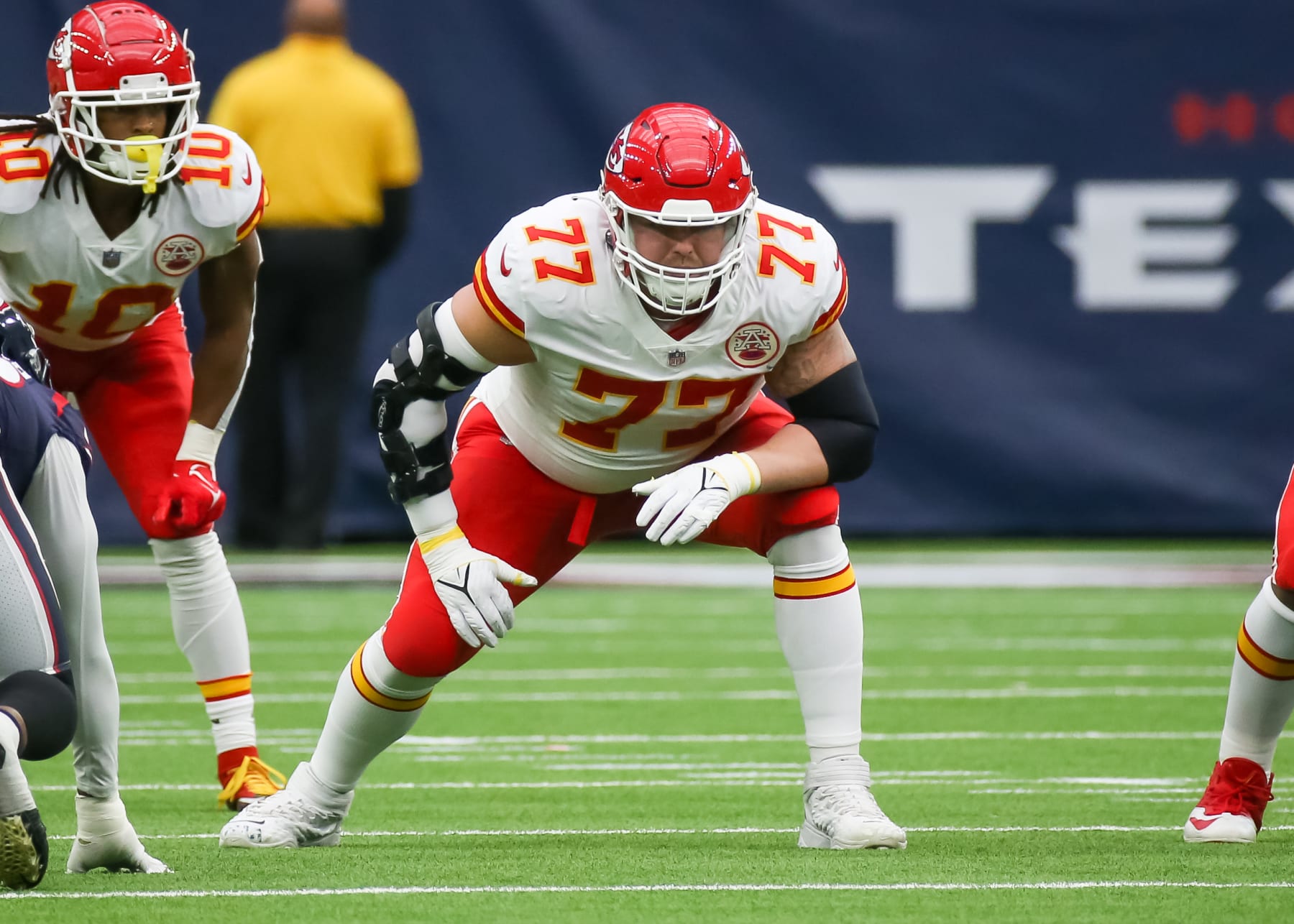 HOUSTON, TX - DECEMBER 18:  Kansas City Chiefs guard Andrew Wylie (77) waits for the snap in the first quarter during the NFL game between the Kansas City Chiefs and Houston Texans on December 18, 2022 at NRG Stadium in Houston, Texas.  (Photo by Leslie Plaza Johnson/Icon Sportswire via Getty Images)