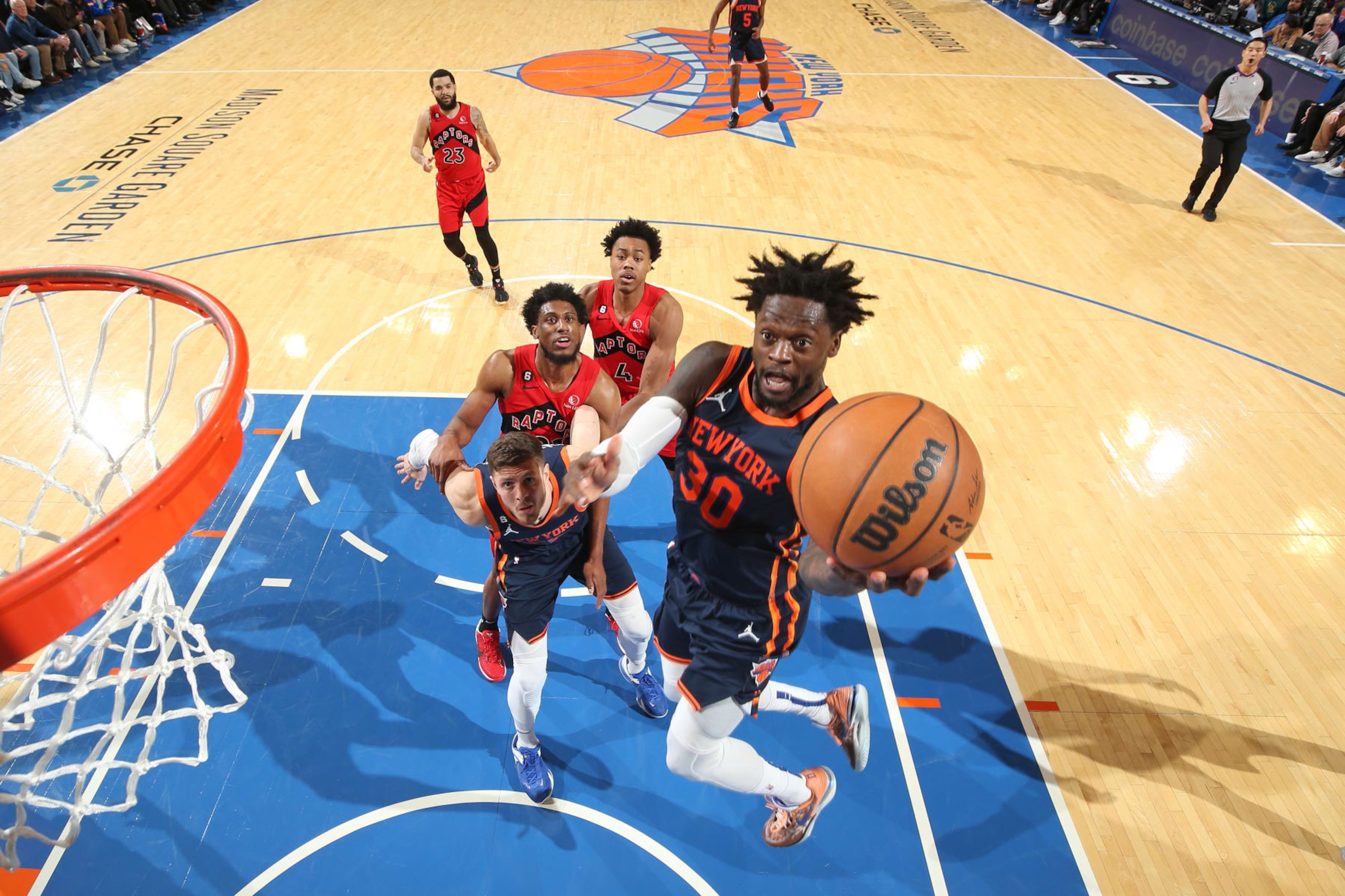 NEW YORK, NY - DECEMBER 21:  Julius Randle #30 of the New York Knicks drives to the basket during the game against the Toronto Raptors on December 21, 2022 at Madison Square Garden in New York City, New York. NOTE TO USER: User expressly acknowledges and agrees that, by downloading and or using this photograph, User is consenting to the terms and conditions of the Getty Images License Agreement. Mandatory Copyright Notice: Copyright 2022 NBAE (Photo by Joe Murphy/NBAE via Getty Images)