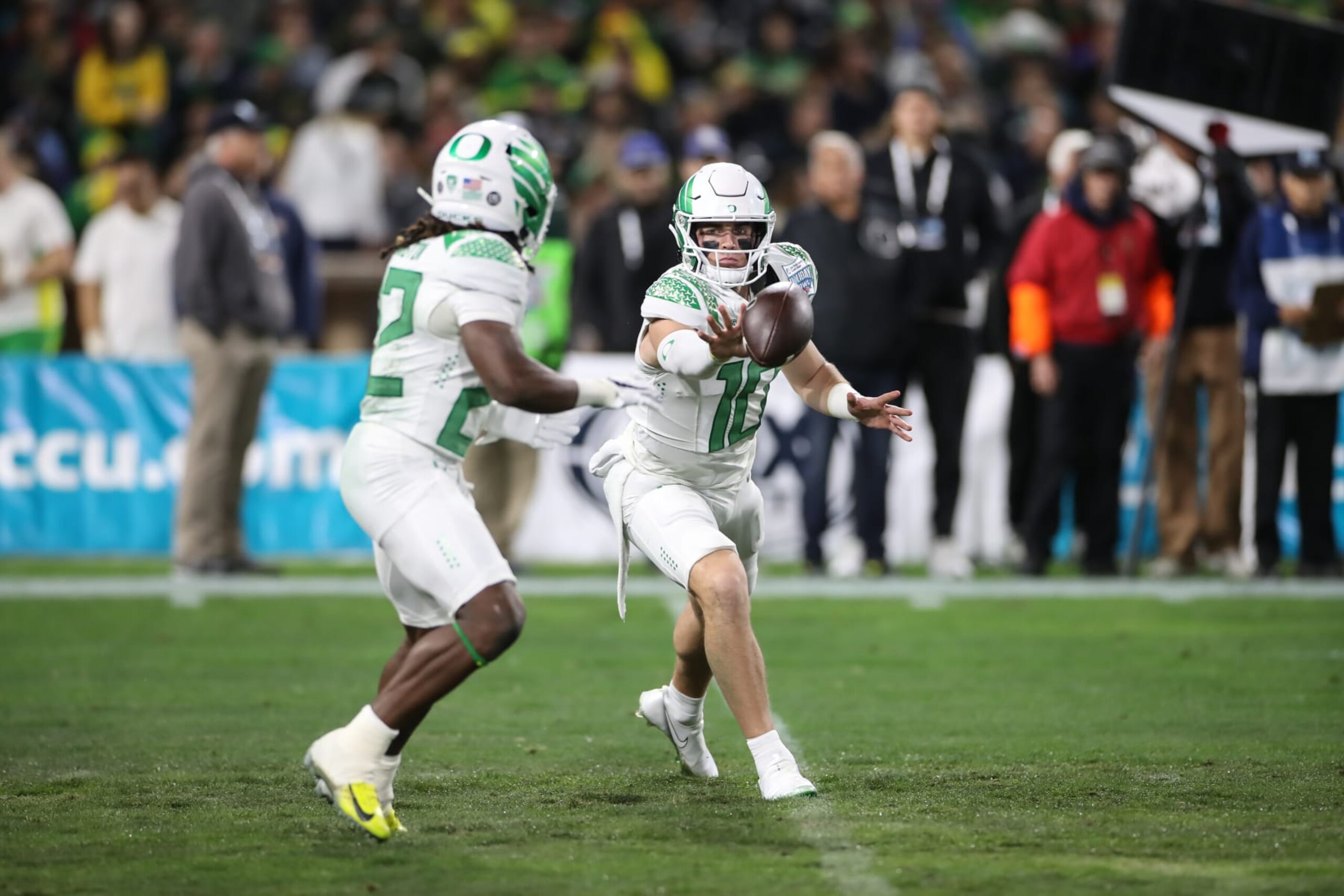 SAN DIEGO, CA - DECEMBER 28: Oregon Ducks quarterback Bo Nix (10) pitches to Oregon Ducks running back Noah Whittington (22) during the San Diego County Credit Union Holiday Bowl football game between the Oregon Ducks and the North Carolina Tar Heels on December 28, 2022, at Petco Park in San Diego, CA. (Photo by Jevone Moore/Icon Sportswire via Getty Images)