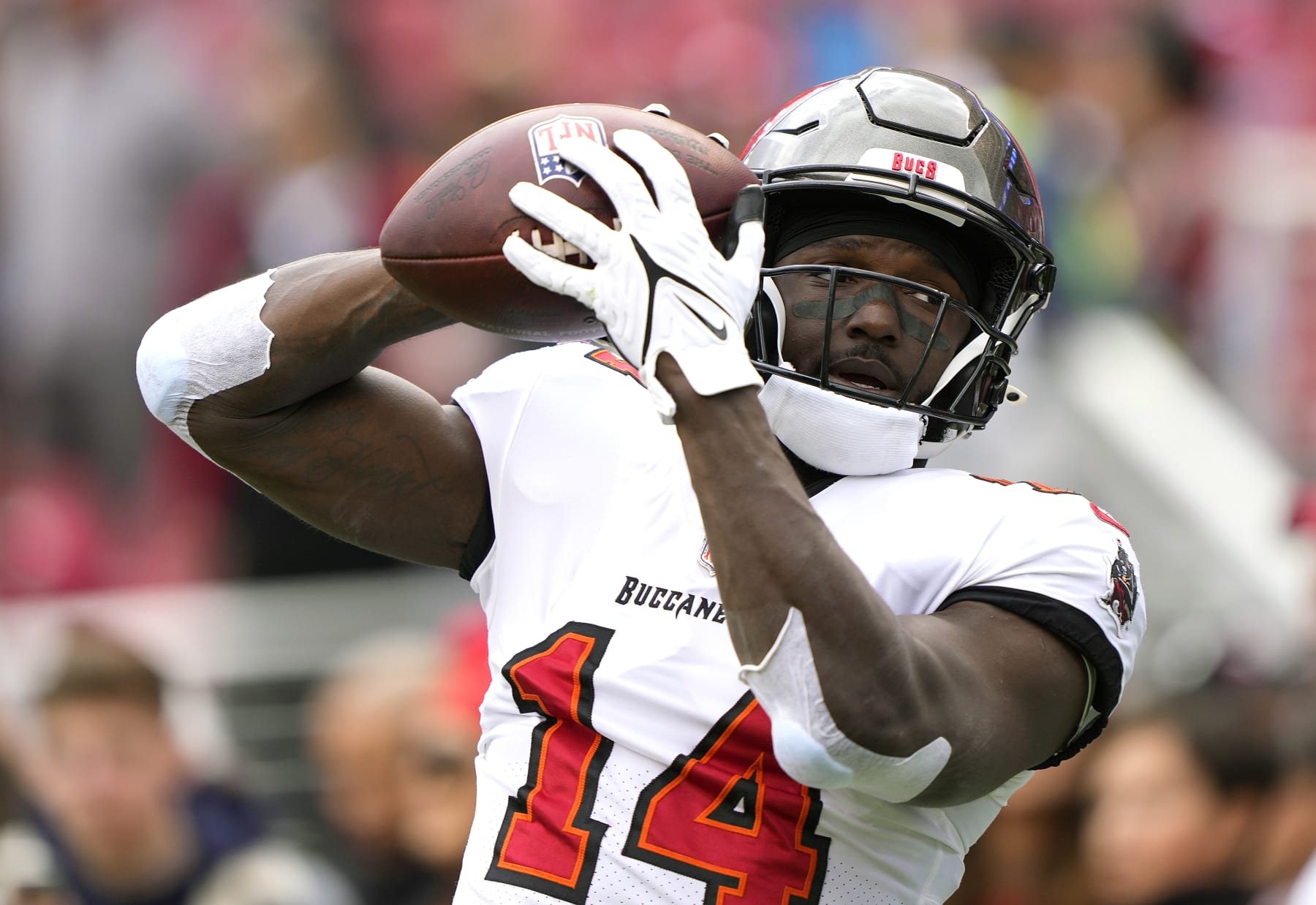 SANTA CLARA, CALIFORNIA - DECEMBER 11: Chris Godwin #14 of the Tampa Bay Buccaneers warms up during pregame warm ups prior to the start of the game against the San Francisco 49ers at Levi's Stadium on December 11, 2022 in Santa Clara, California. (Photo by Thearon W. Henderson/Getty Images)