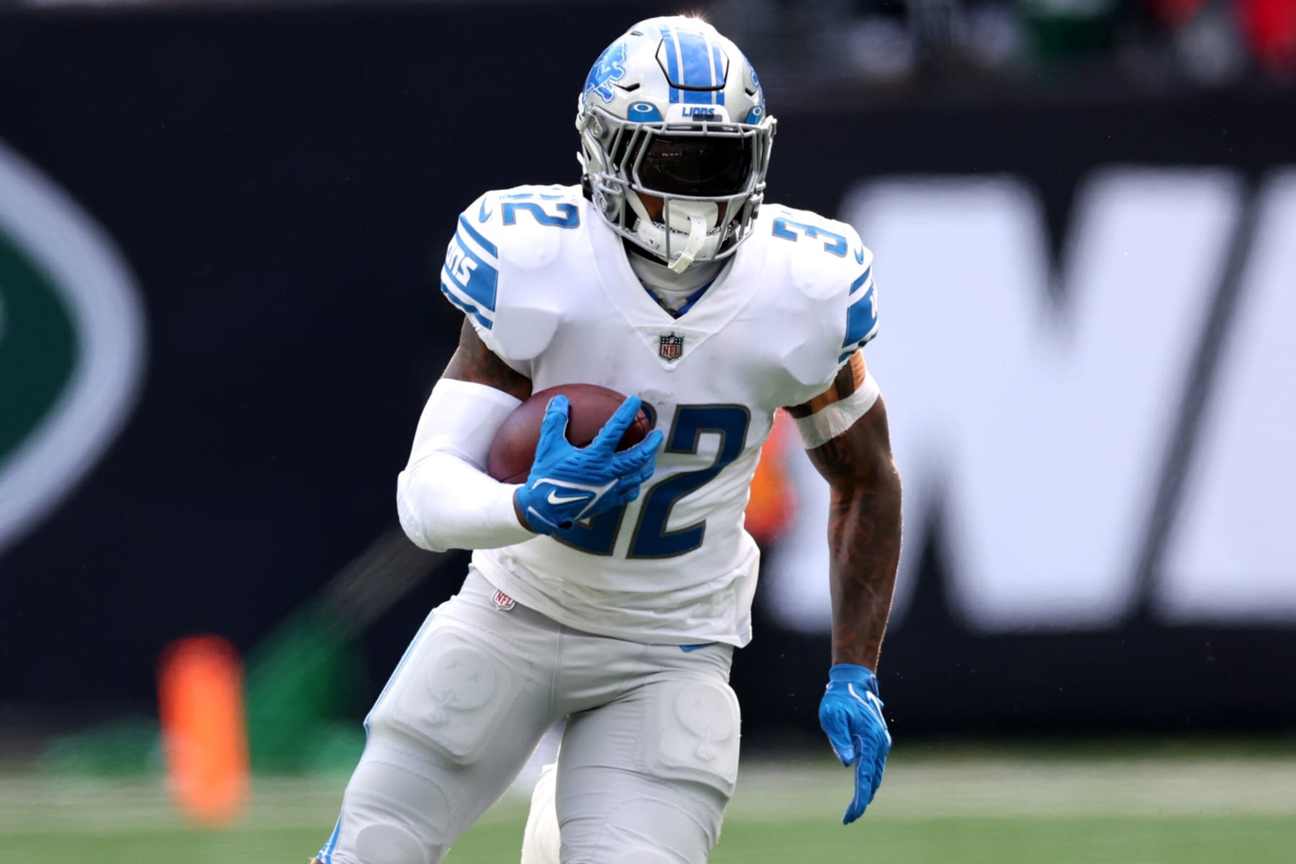 EAST RUTHERFORD, NEW JERSEY - DECEMBER 18: D'Andre Swift #32 of the Detroit Lions carries the ball against the New York Jets during the first quarter of the game at MetLife Stadium on December 18, 2022 in East Rutherford, New Jersey. (Photo by Al Bello/Getty Images)