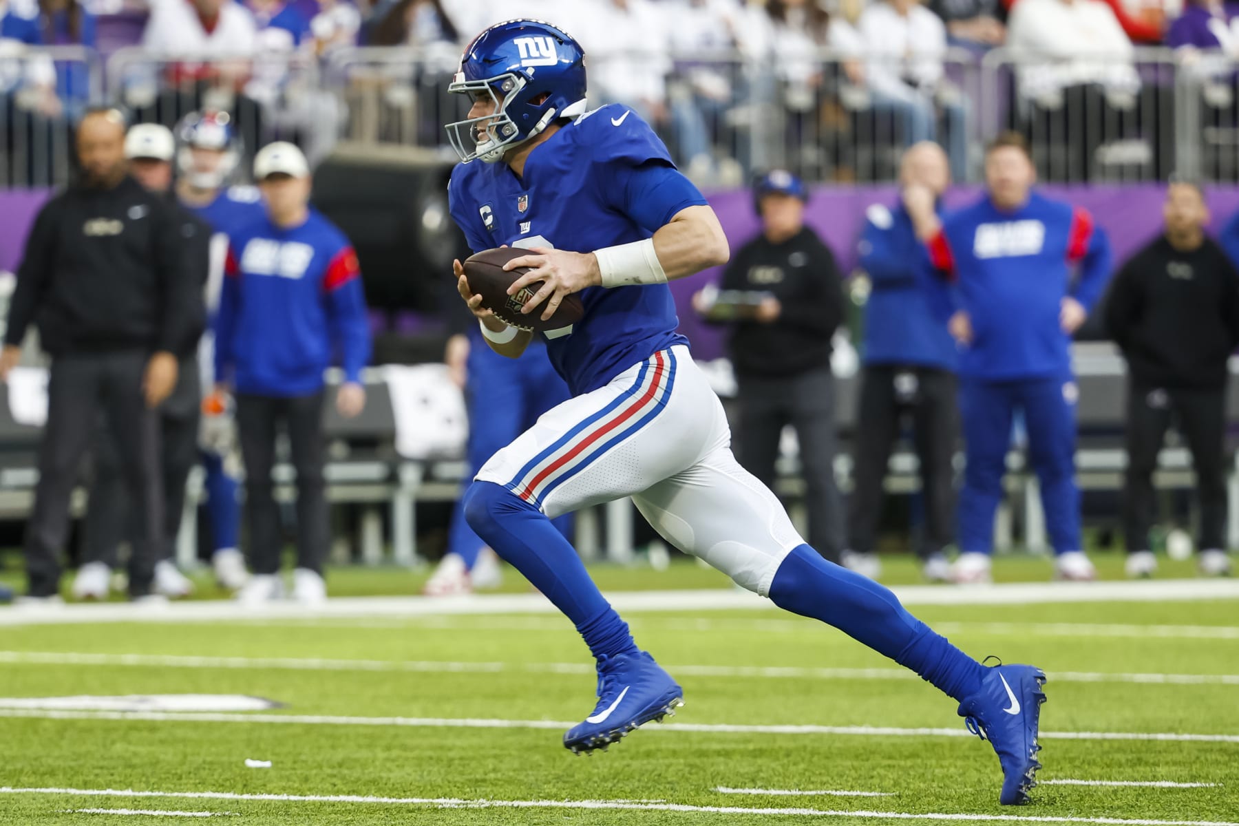 MINNEAPOLIS, MN - DECEMBER 24: Daniel Jones #8 of the New York Giants runs with the ball against the Minnesota Vikings in the second quarter of the game at U.S. Bank Stadium on December 24, 2022 in Minneapolis, Minnesota. The Vikings defeated the Giants 27-24. (Photo by David Berding/Getty Images)