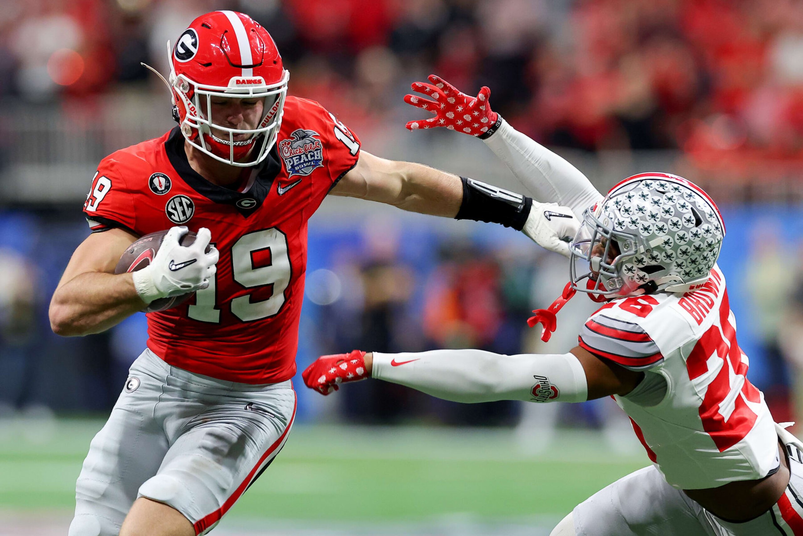 ATLANTA, GEORGIA - DECEMBER 31: Brock Bowers #19 of the Georgia Bulldogs runs after a catch during the fourth quarter against the Ohio State Buckeyes in the Chick-fil-A Peach Bowl at Mercedes-Benz Stadium on December 31, 2022 in Atlanta, Georgia. (Photo by Kevin C. Cox/Getty Images) ATLANTA, GEORGIA - DECEMBER 31: Brock Bowers #19 of the Georgia Bulldogs runs after a catch during the fourth quarter against the Ohio State Buckeyes in the Chick-fil-A Peach Bowl at Mercedes-Benz Stadium on December 31, 2022 in Atlanta, Georgia. (Photo by Kevin C. Cox/Getty Images)