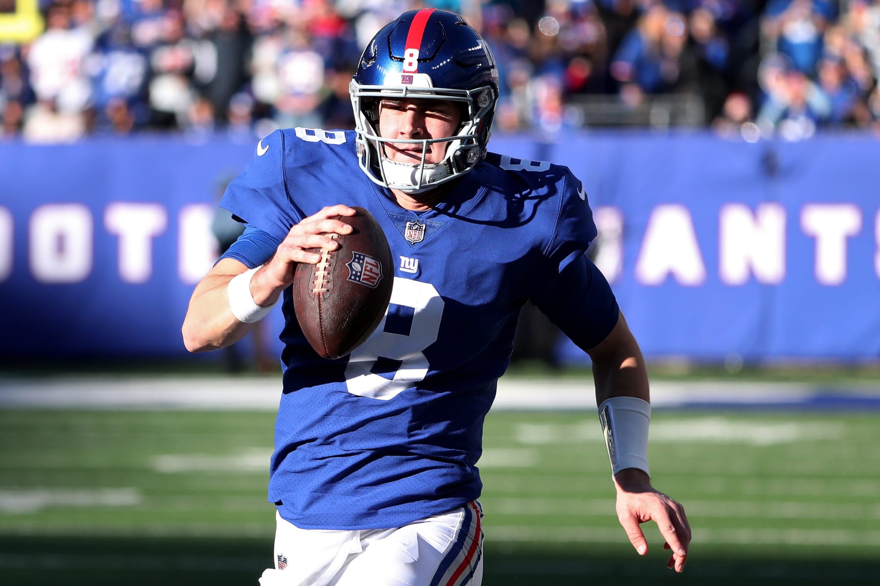 EAST RUTHERFORD, NEW JERSEY - JANUARY 01: Daniel Jones #8 of the New York Giants runs during the second quarter Indianapolis Colts at MetLife Stadium on January 01, 2023 in East Rutherford, New Jersey. (Photo by Vincent Alban/Getty Images)