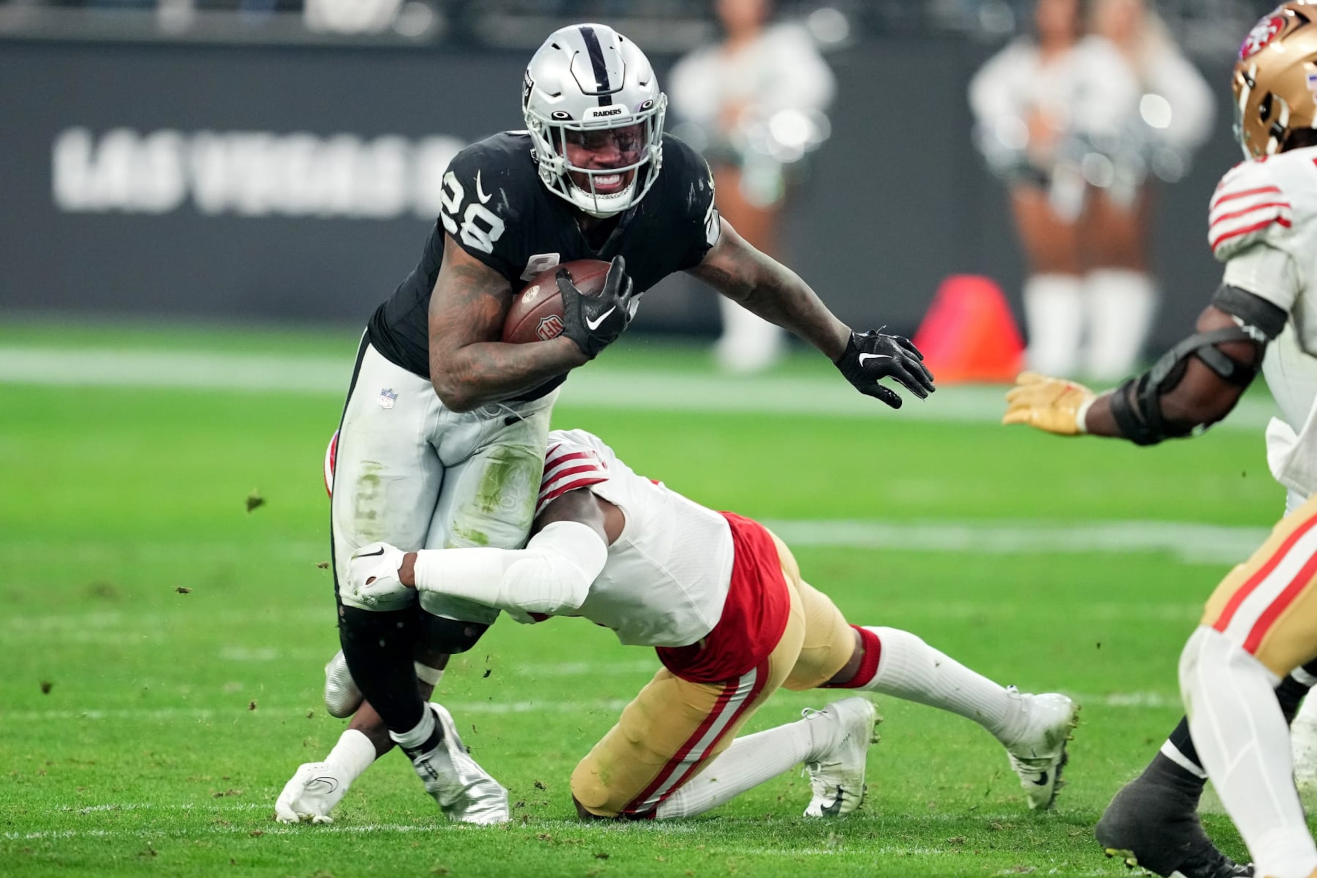 LAS VEGAS, NEVADA - JANUARY 01: Josh Jacobs #28 of the Las Vegas Raiders runs against the San Francisco 49ers during the fourth quarter at Allegiant Stadium on January 01, 2023 in Las Vegas, Nevada. (Photo by Chris Unger/Getty Images)