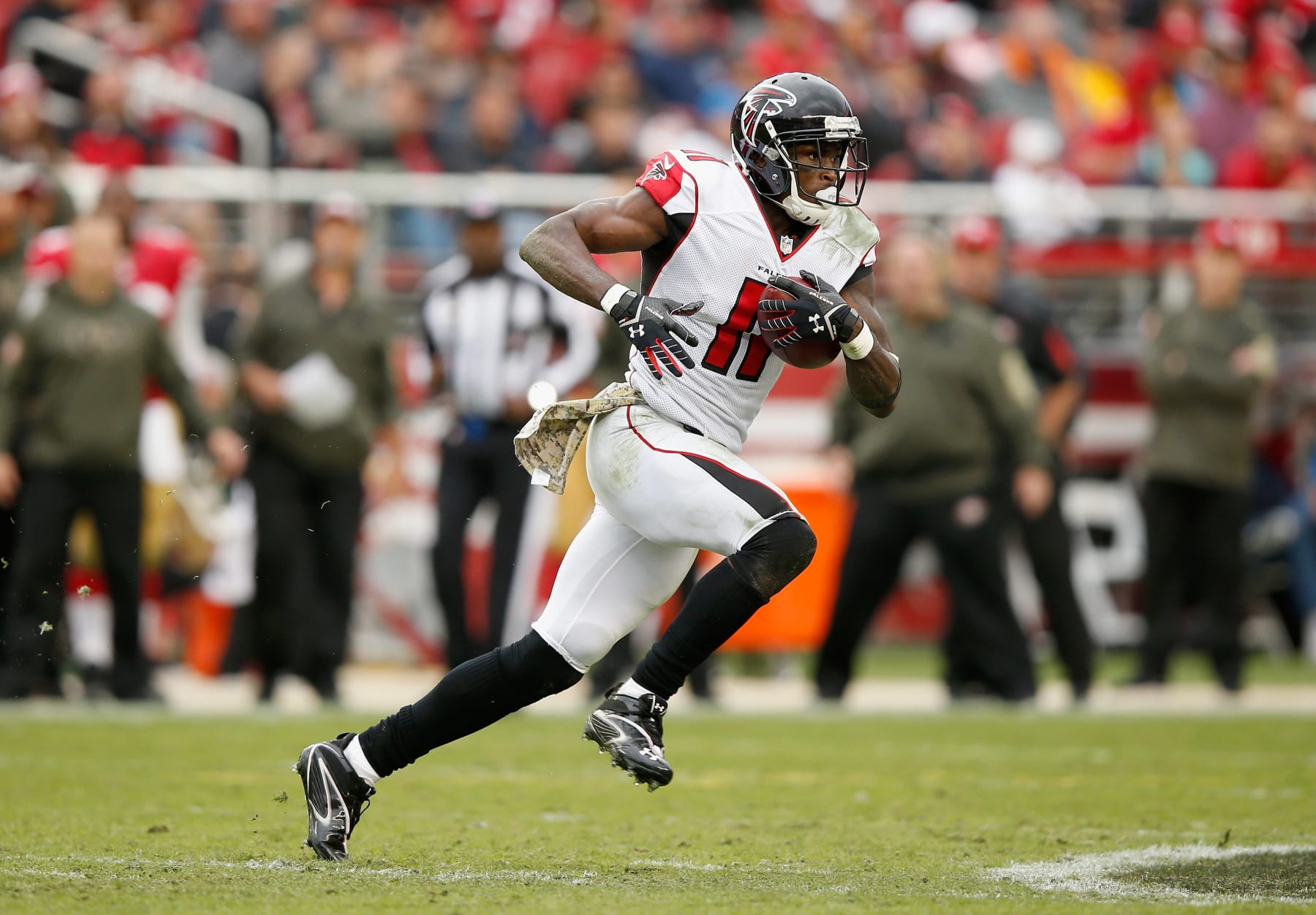 SANTA CLARA, CA - NOVEMBER 08:  Julio Jones #11 of the Atlanta Falcons runs with the ball after making a catch during their game against the San Francisco 49ers at Levi's Stadium on November 8, 2015 in Santa Clara, California.  (Photo by Ezra Shaw/Getty Images)