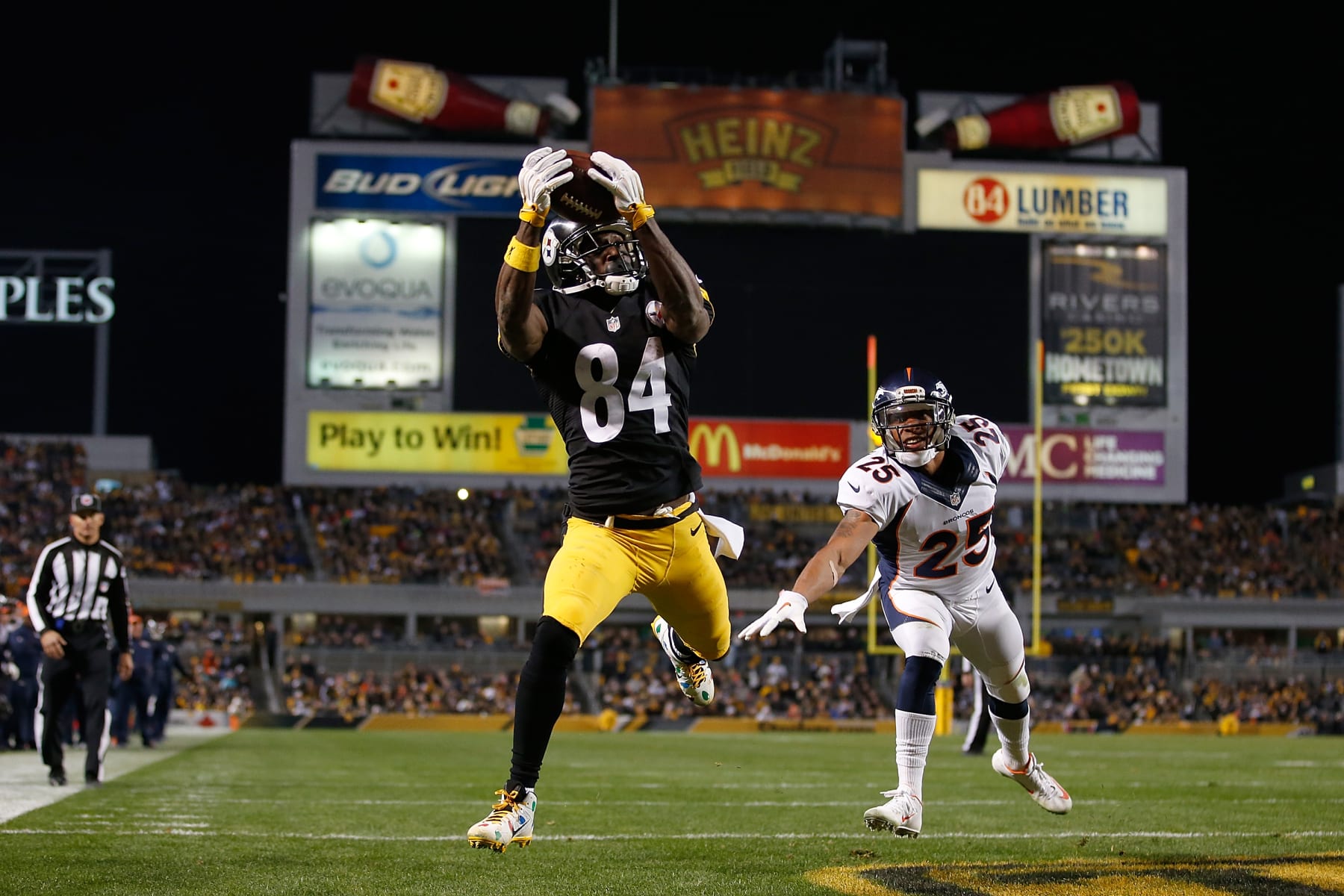 PITTSBURGH, PA - DECEMBER 20:  Antonio Brown #84 of the Pittsburgh Steelers catches a touchdown pass in the third quarter of the game against the Denver Broncos at Heinz Field on December 20, 2015 in Pittsburgh, Pennsylvania. (Photo by Gregory Shamus/Getty Images)