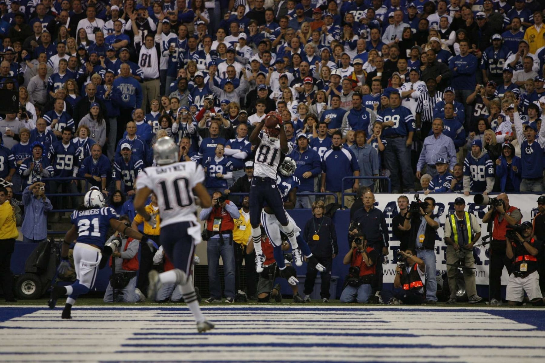 UNITED STATES - NOVEMBER 04:  Football: New England Patriots Randy Moss (81) in action, making catch and scoring touchdown vs Indianapolis Colts, Indianapolis, IN 11/4/2007  (Photo by John Biever/Sports Illustrated via Getty Images)  (SetNumber: X78979 TK1 R4 F8)