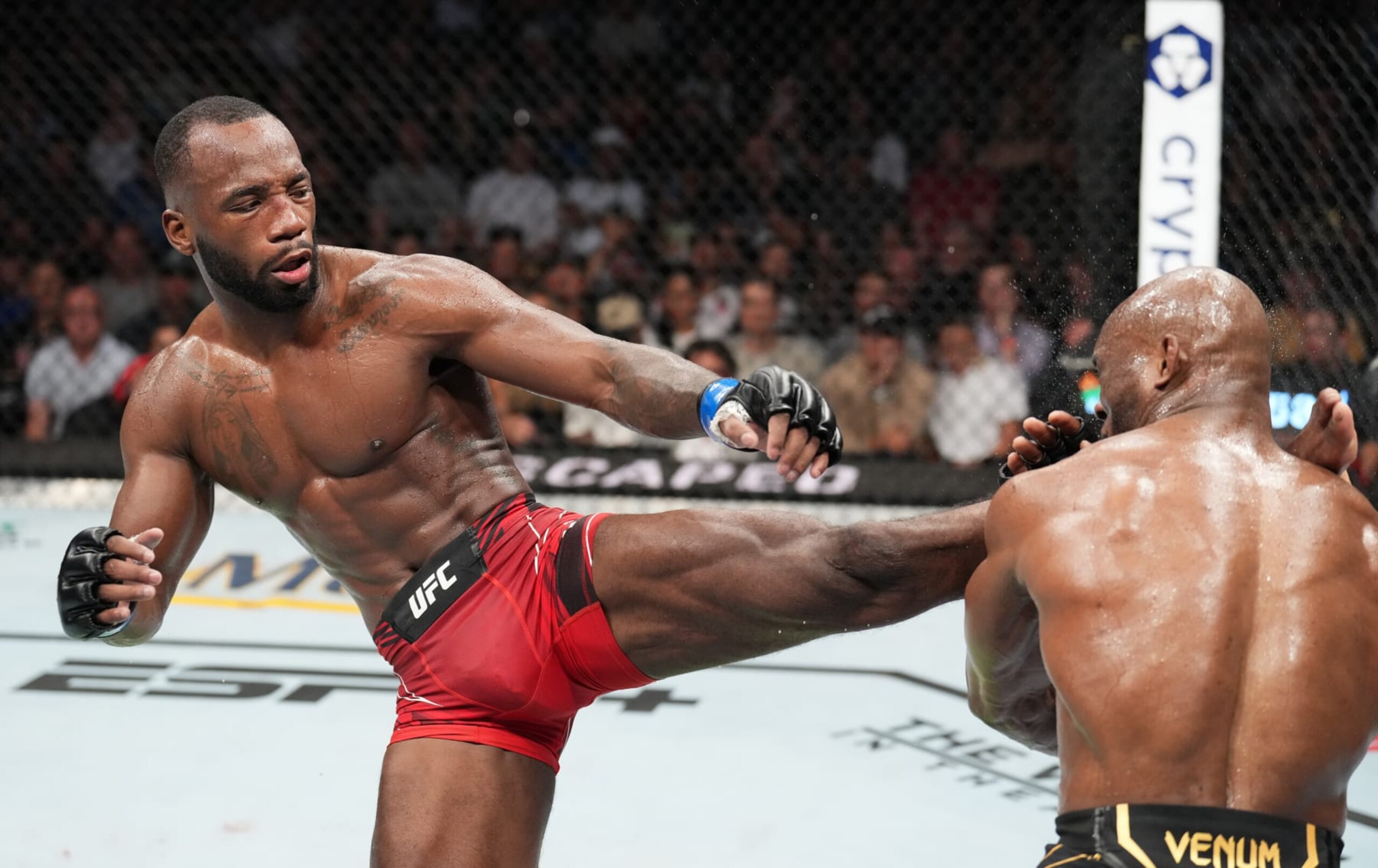 Leon Edwards kicks Kamaru Usman