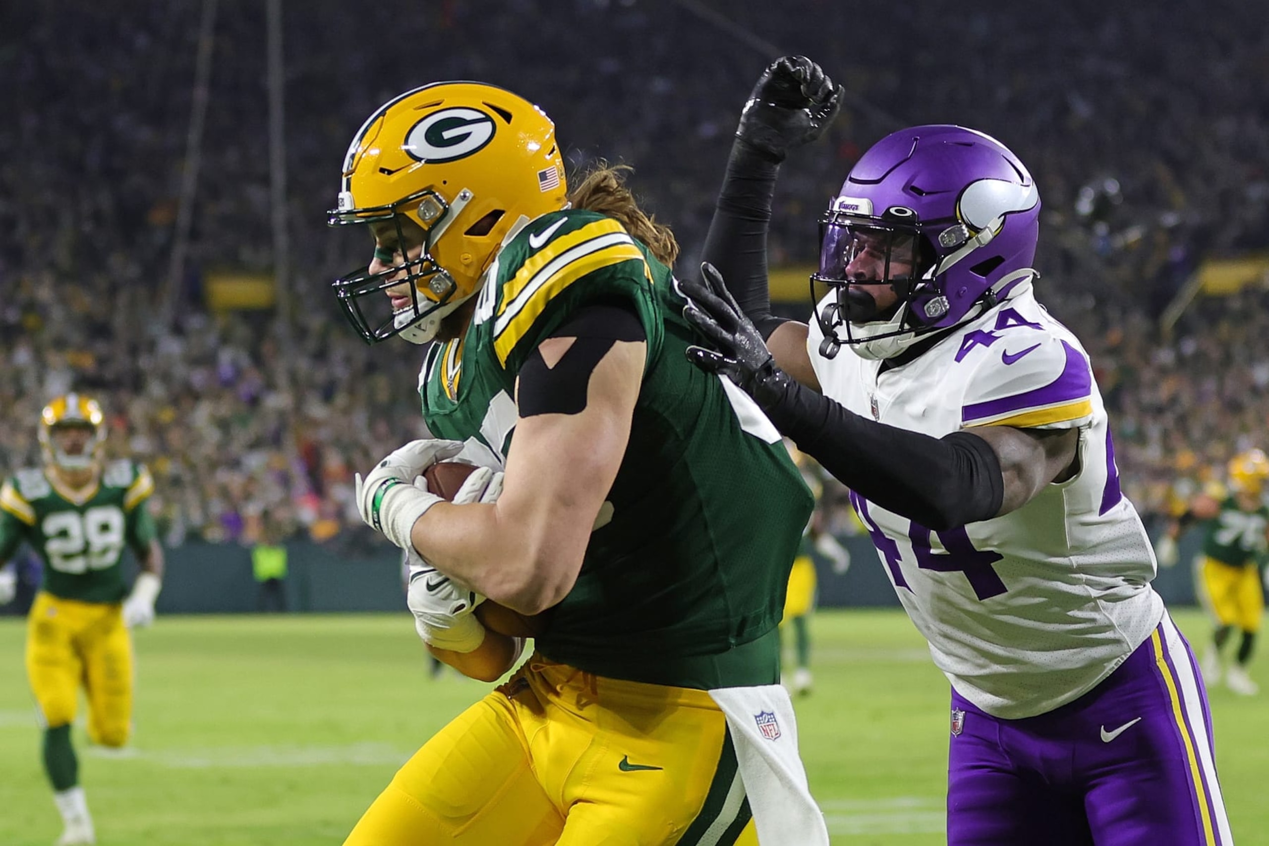 GREEN BAY, WISCONSIN - JANUARY 01: Robert Tonyan #85 of the Green Bay Packers catches a pass for a touchdown in front of Josh Metellus #44 of the Minnesota Vikings during a game at Lambeau Field on January 01, 2023 in Green Bay, Wisconsin. The Packers defeated the Vikings 41-17. (Photo by Stacy Revere/Getty Images)