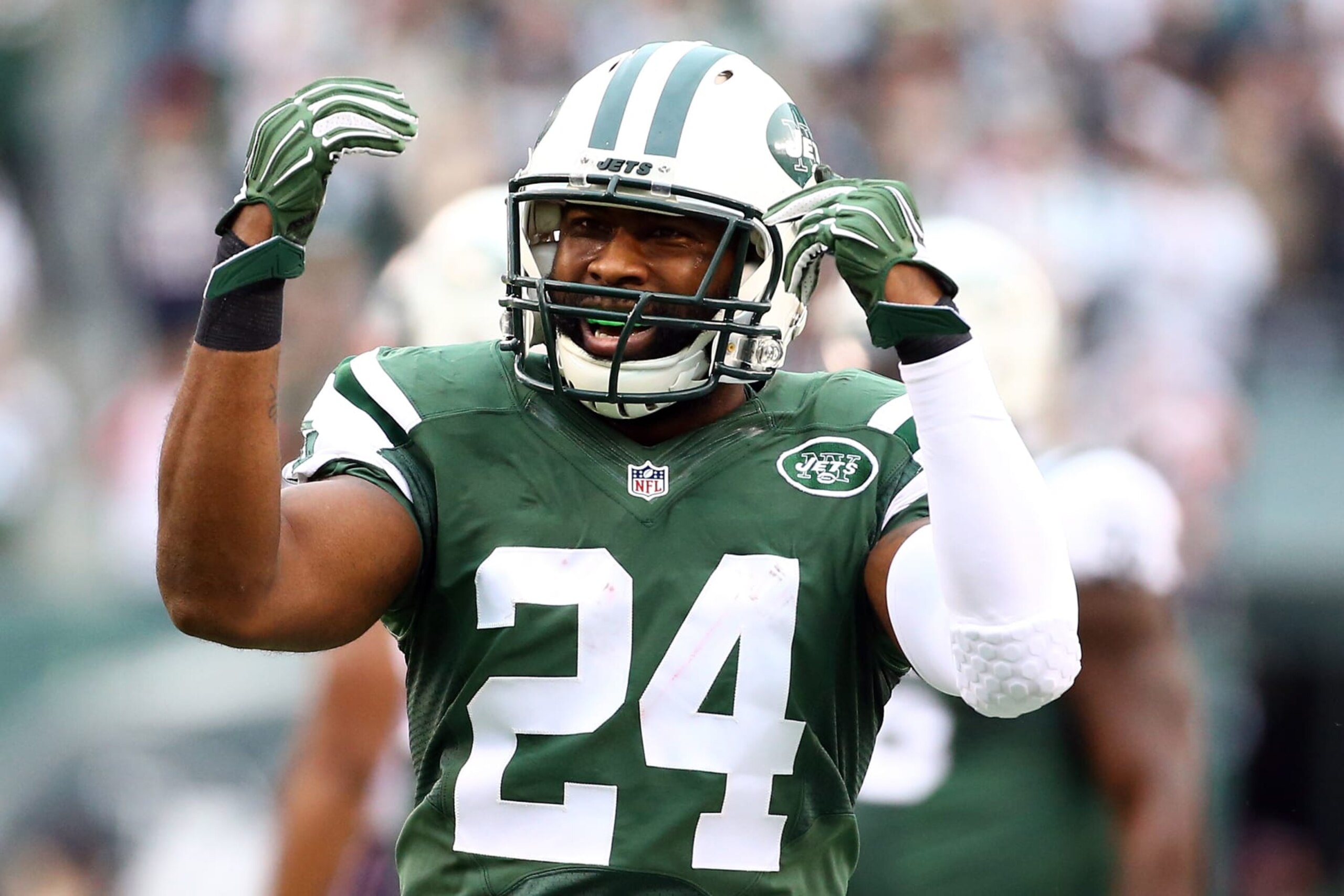 EAST RUTHERFORD, NJ - DECEMBER 27:  Darrelle Revis #24 of the New York Jets reacts in the third quarter against the New England Patriots during their game at MetLife Stadium on December 27, 2015 in East Rutherford, New Jersey.  (Photo by Al Bello/Getty Images)