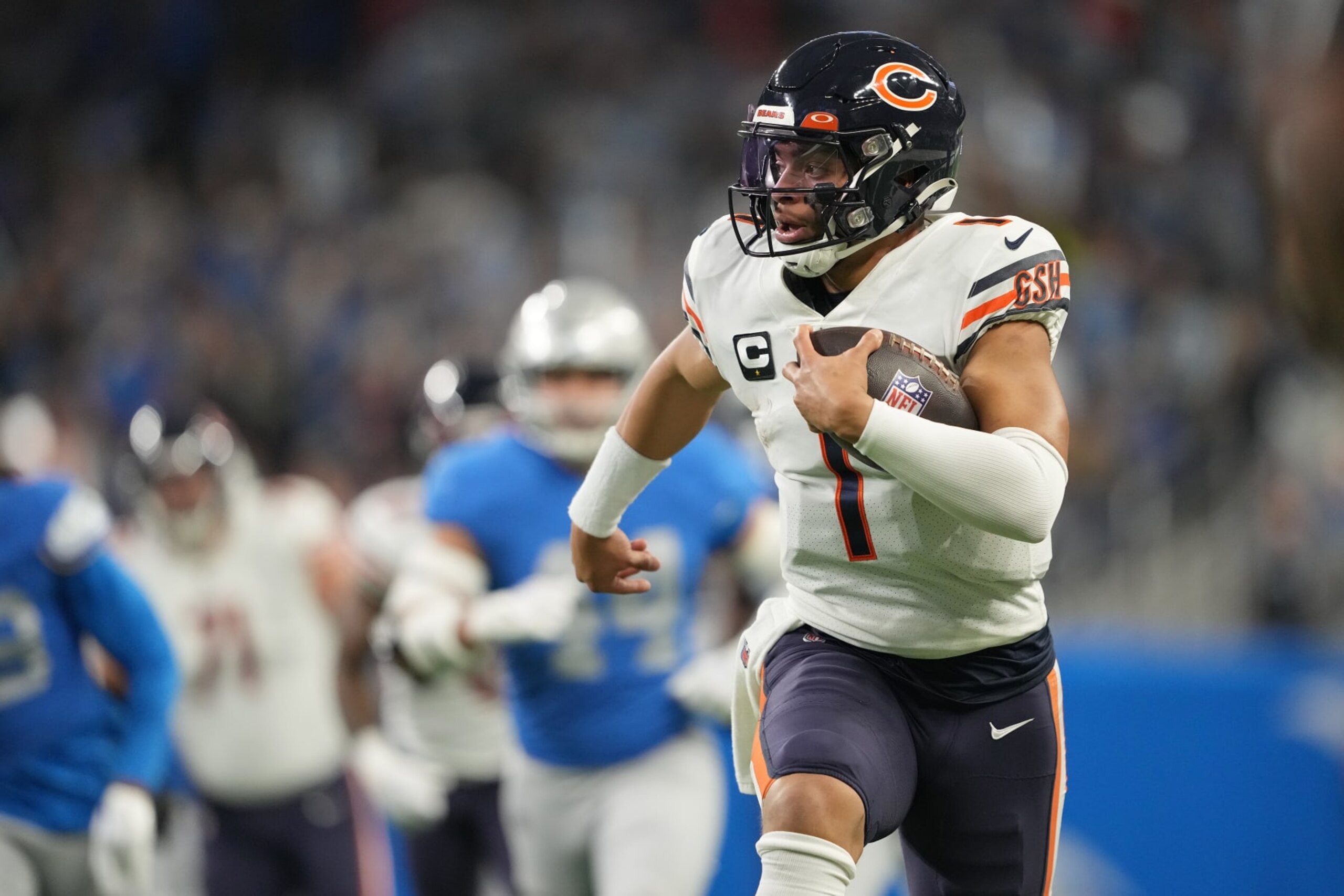 DETROIT, MICHIGAN - JANUARY 01: Justin Fields #1 of the Chicago Bears scrambles during the first quarter in the game against the Detroit Lions at Ford Field on January 01, 2023 in Detroit, Michigan. (Photo by Nic Antaya/Getty Images)