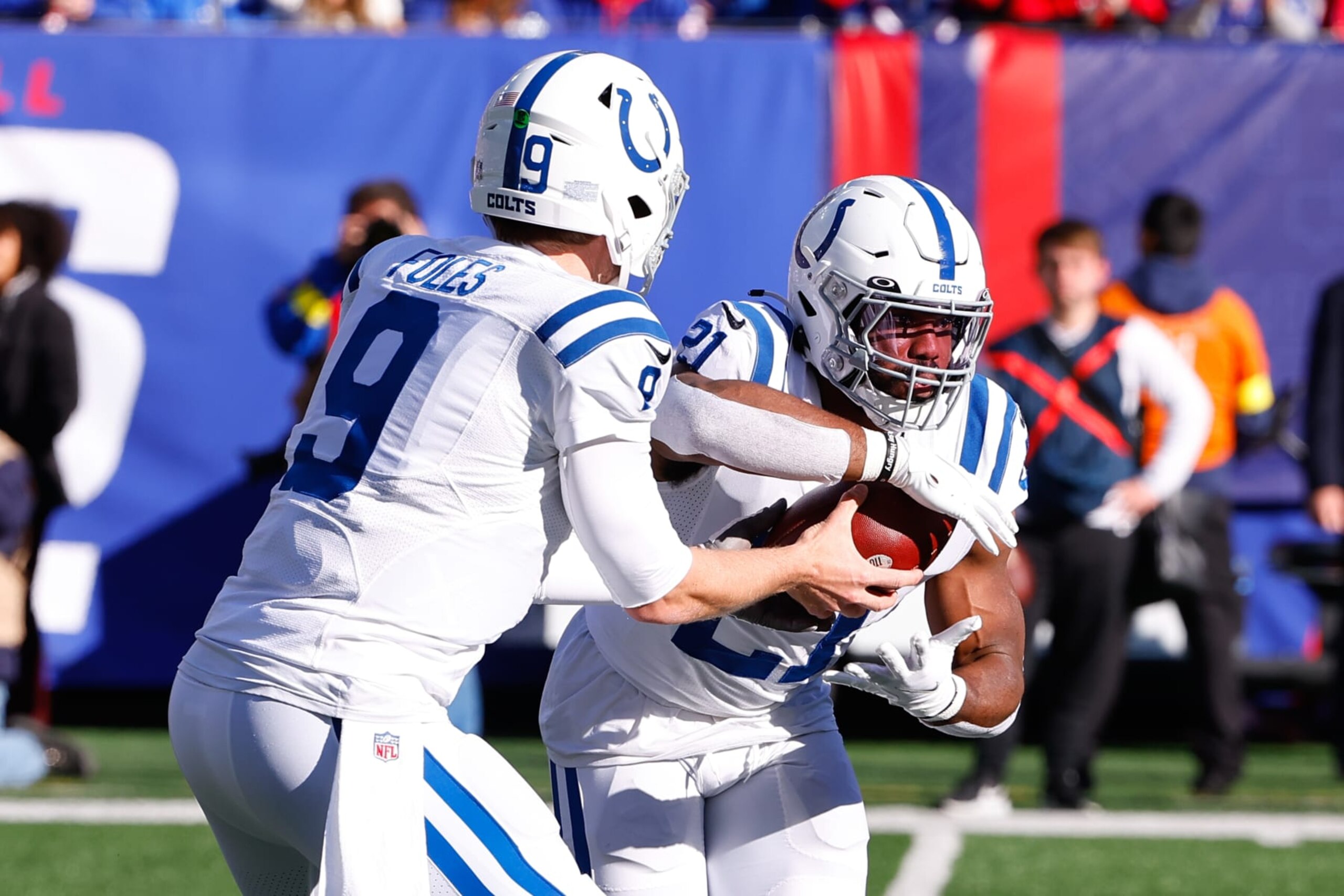 EAST RUTHERFORD, NJ - JANUARY 01:  Indianapolis Colts running back Zack Moss (21) runs during the National Football League game between the New York Giants and the Indianapolis Colts on January 1, 2023 at MetLife Stadium in East Rutherford, New Jersey.  (Photo by Rich Graessle/Icon Sportswire via Getty Images)