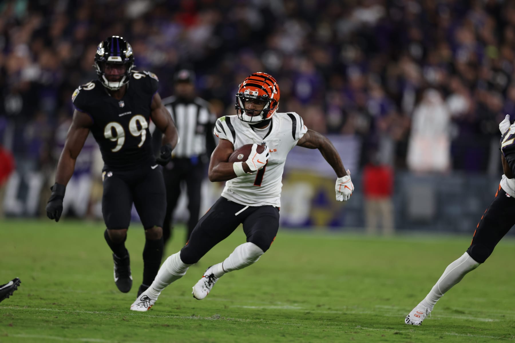 Football: Cincinnati Bengals Ja'Marr Chase (1) in action, runs with the football vs. Baltimore Ravens at MT Bank Stadium.
Cincinnati, OH 10/9/2022
CREDIT: Simon Bruty (Photo by Simon Bruty/Sports Illustrated via Getty Images)
(Set Number: x164188)