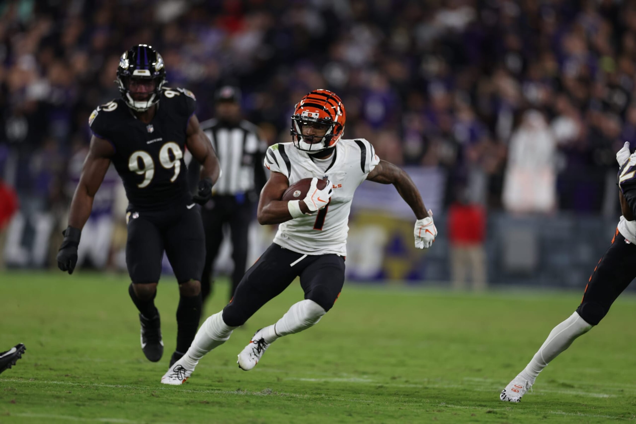 Football: Cincinnati Bengals Ja'Marr Chase (1) in action, runs with the football vs. Baltimore Ravens at MT Bank Stadium.
Cincinnati, OH 10/9/2022
CREDIT: Simon Bruty (Photo by Simon Bruty/Sports Illustrated via Getty Images)
(Set Number: x164188)
