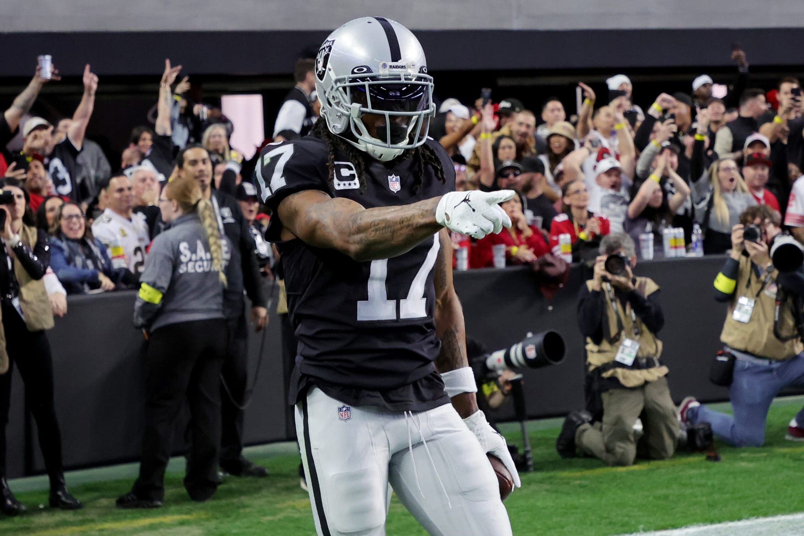 LAS VEGAS, NEVADA - JANUARY 01: Davante Adams #17 of the Las Vegas Raiders celebrates a touchdown against the San Francisco 49ers during the second quarter at Allegiant Stadium on January 01, 2023 in Las Vegas, Nevada. (Photo by Ethan Miller/Getty Images)