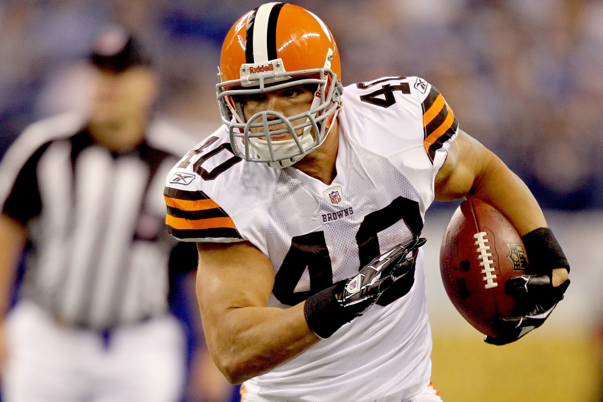 INDIANAPOLIS, IN - SEPTEMBER 18:  Peyton Hillis #40 of the Cleveland Browns carries the ball against the Indianapolis Colts at Lucas Oil Stadium on September 18, 2011 in Indianapolis, Indiana.  (Photo by Matthew Stockman/Getty Images)