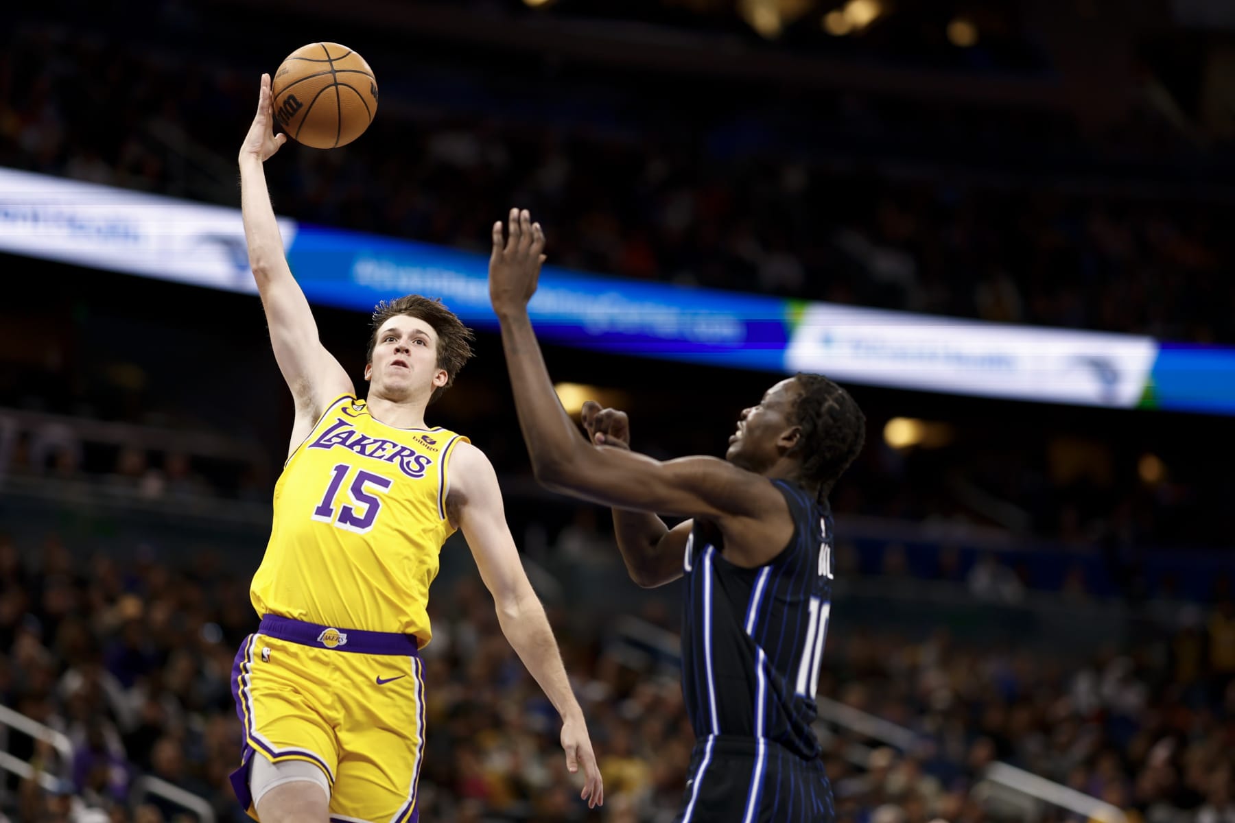 ORLANDO, FLORIDA - DECEMBER 27: Austin Reaves #15 of the Los Angeles Lakers passes the ball to LeBron James #6 against the Orlando Magic during the third quarter at Amway Center on December 27, 2022 in Orlando, Florida. NOTE TO USER: User expressly acknowledges and agrees that, by downloading and or using this photograph, User is consenting to the terms and conditions of the Getty Images License Agreement. (Photo by Douglas P. DeFelice/Getty Images)