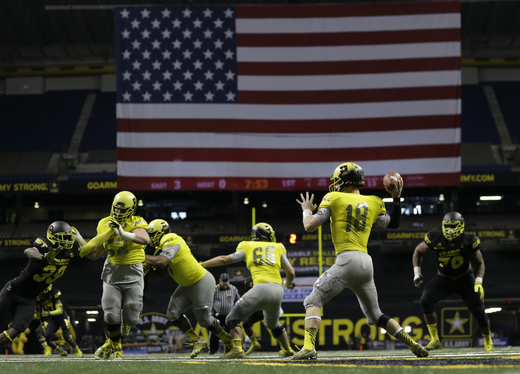 U.S. Army All-American West's Ricky Town (18) passes against the East during the first half of the U.S. Army All-American Bowl high school football game, Saturday, Jan. 3, 2015, in San Antonio. (AP Photo/Eric Gay)