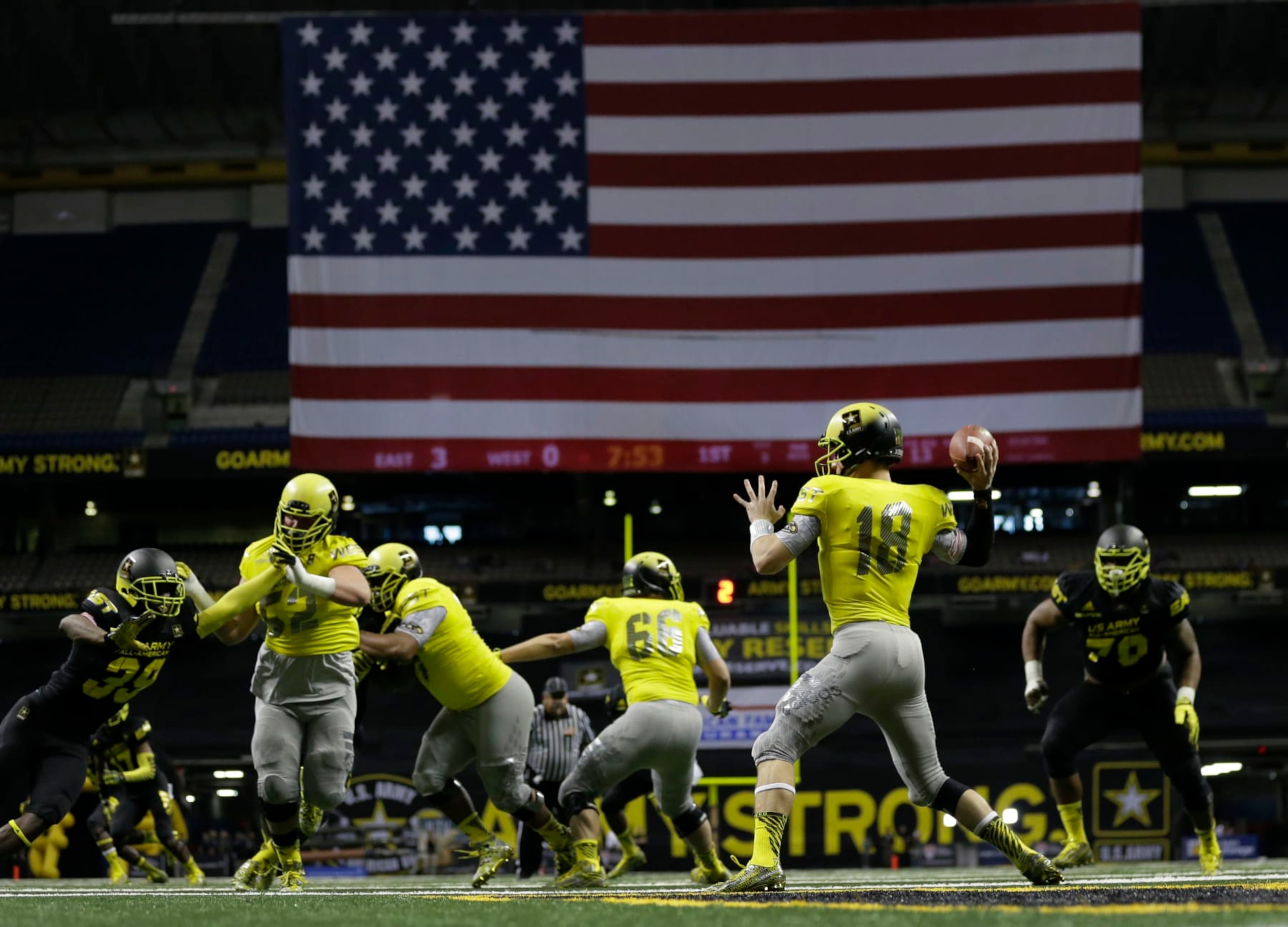 U.S. Army All-American West's Ricky Town (18) passes against the East during the first half of the U.S. Army All-American Bowl high school football game, Saturday, Jan. 3, 2015, in San Antonio. (AP Photo/Eric Gay)