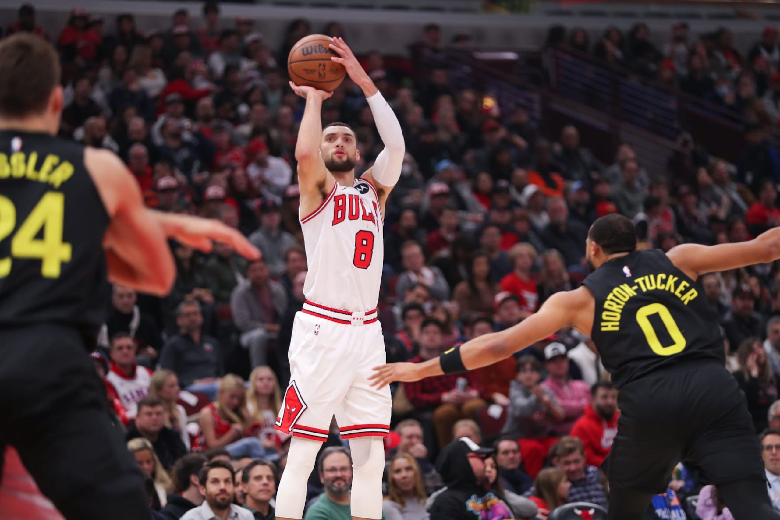 CHICAGO, IL - JANUARY 07: Chicago Bulls Guard Zach LaVine (8) shoots the ball during a NBA game between the Utah Jazz and the Chicago Bulls on January 7, 2023 at the United Center in Chicago, IL. (Photo by Melissa Tamez/Icon Sportswire via Getty Images)