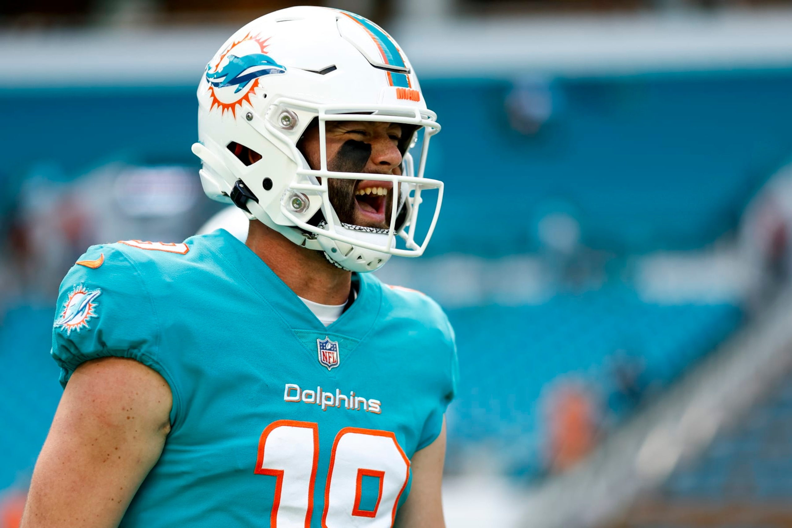 MIAMI GARDENS, FL - JANUARY 8: Skylar Thompson #19 of the Miami Dolphins warms up prior to an NFL football game against the New York Jets at Hard Rock Stadium on January 8, 2023 in Miami Gardens, Florida. (Photo by Kevin Sabitus/Getty Images) MIAMI GARDENS, FL - JANUARY 8: Skylar Thompson #19 of the Miami Dolphins warms up prior to an NFL football game against the New York Jets at Hard Rock Stadium on January 8, 2023 in Miami Gardens, Florida. (Photo by Kevin Sabitus/Getty Images)