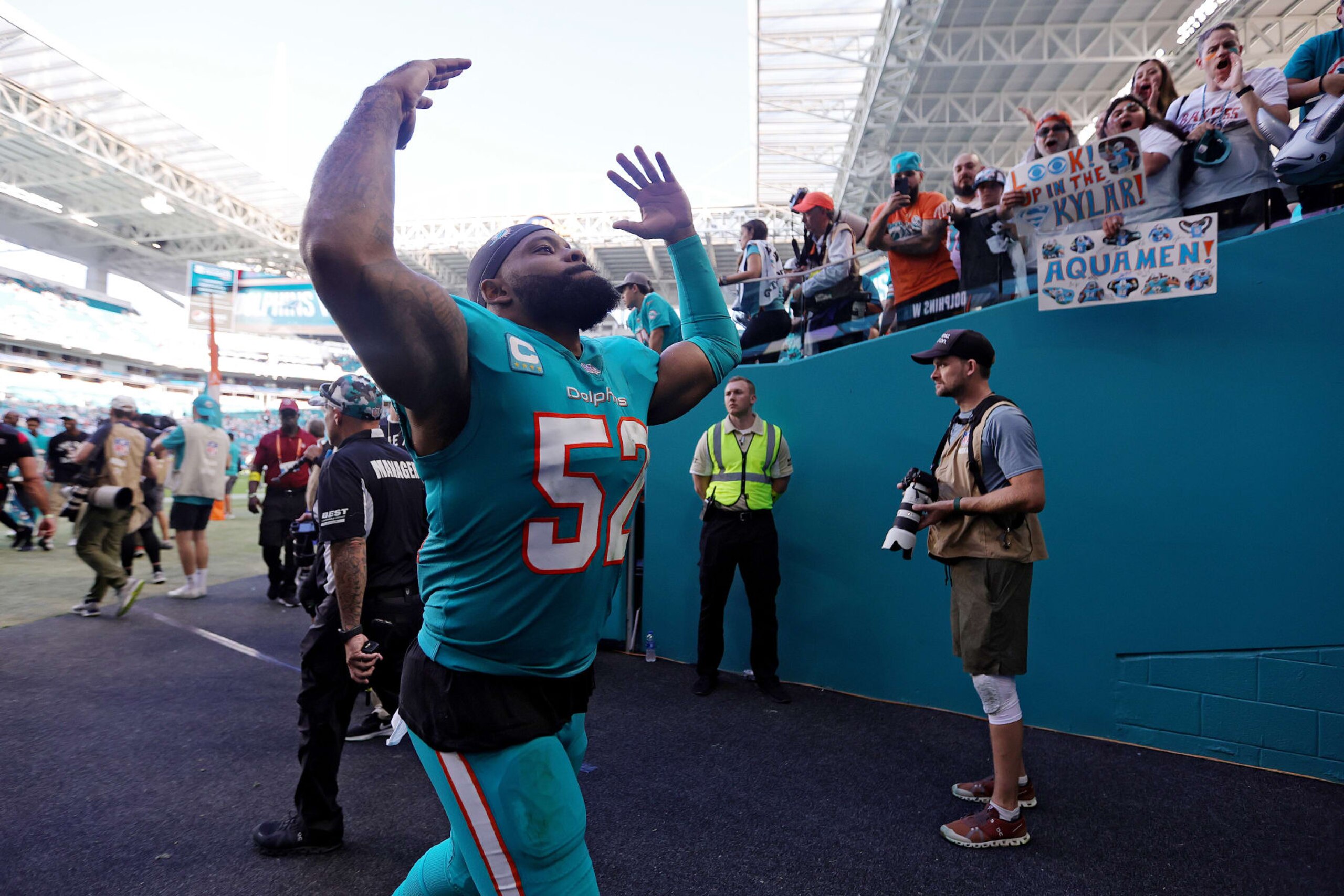 MIAMI GARDENS, FLORIDA - JANUARY 08: Elandon Roberts #52 of the Miami Dolphins celebrates after his team's 9-6 win against the New York Jets at Hard Rock Stadium on January 08, 2023 in Miami Gardens, Florida. (Photo by Megan Briggs/Getty Images) MIAMI GARDENS, FLORIDA - JANUARY 08: Elandon Roberts #52 of the Miami Dolphins celebrates after his team's 9-6 win against the New York Jets at Hard Rock Stadium on January 08, 2023 in Miami Gardens, Florida. (Photo by Megan Briggs/Getty Images)
