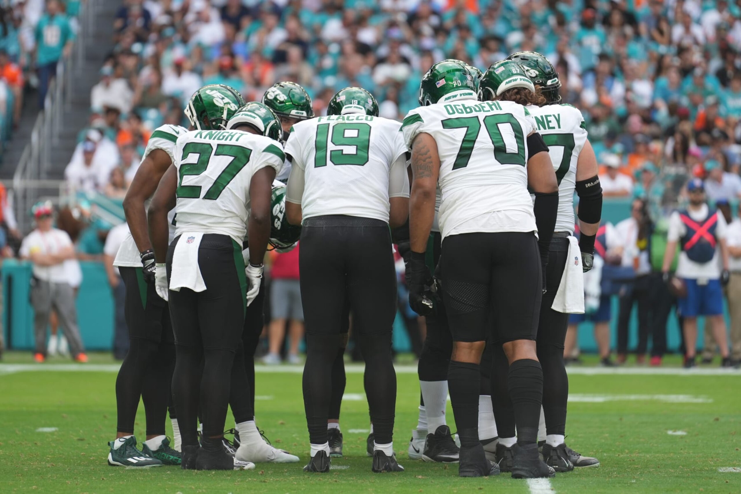 MIAMI GARDENS, FL - JANUARY 08: the nyj\ huddle before  play during the game between the New York Jets and the Miami Dolphins on Sunday, January 8, 2023 at Hard Rock Stadium, Miami Gardens, Fla. (Photo by Peter Joneleit/Icon Sportswire via Getty Images)