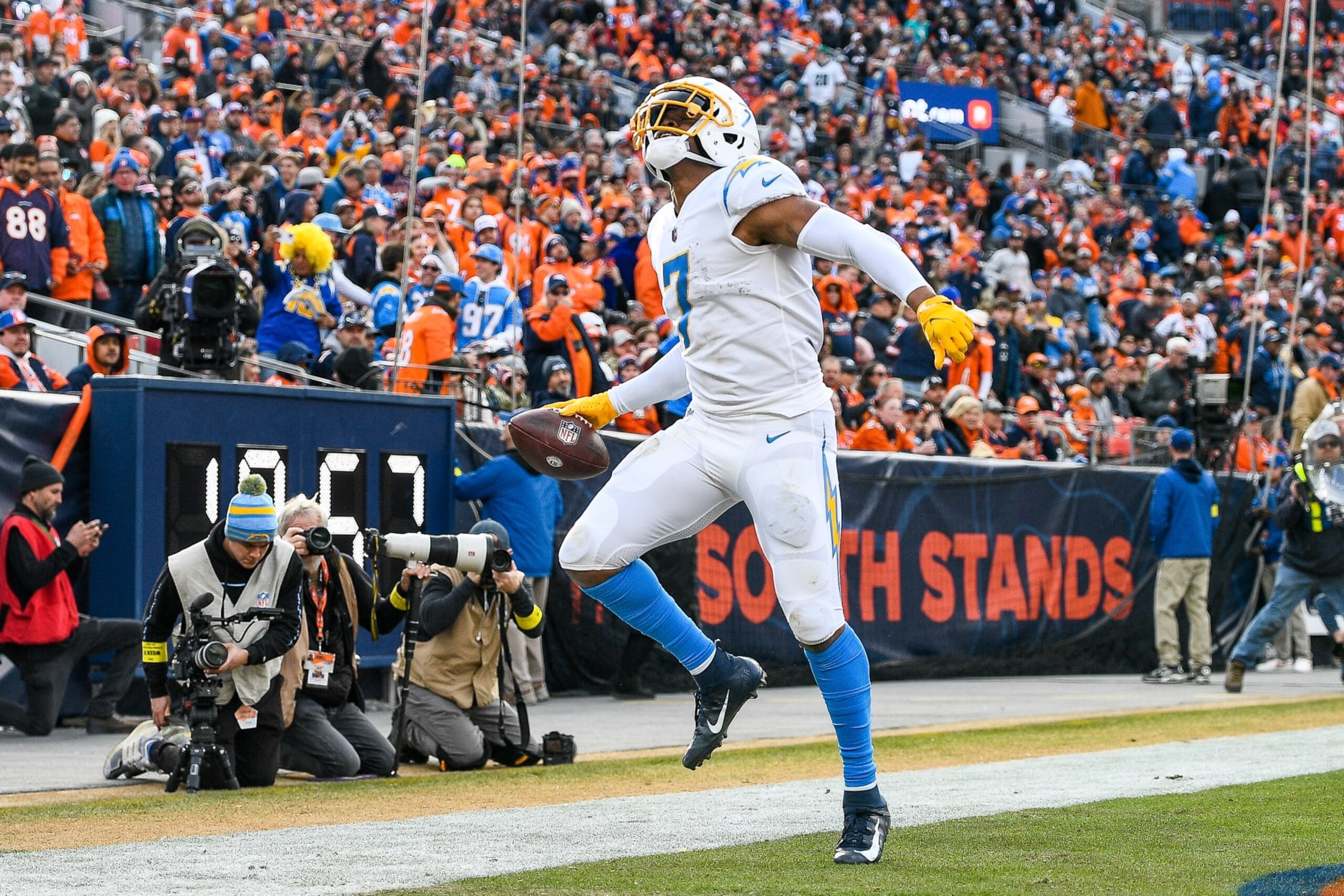 DENVER, CO - JANUARY 8: Los Angeles Chargers tight end Gerald Everett (7) celebrates after a second quarter touchdown catch during a game between the Los Angeles Chargers and the Denver Broncos at Empower Field at Mile High on January 8, 2023 in Denver, Colorado. (Photo by Dustin Bradford/Icon Sportswire via Getty Images)