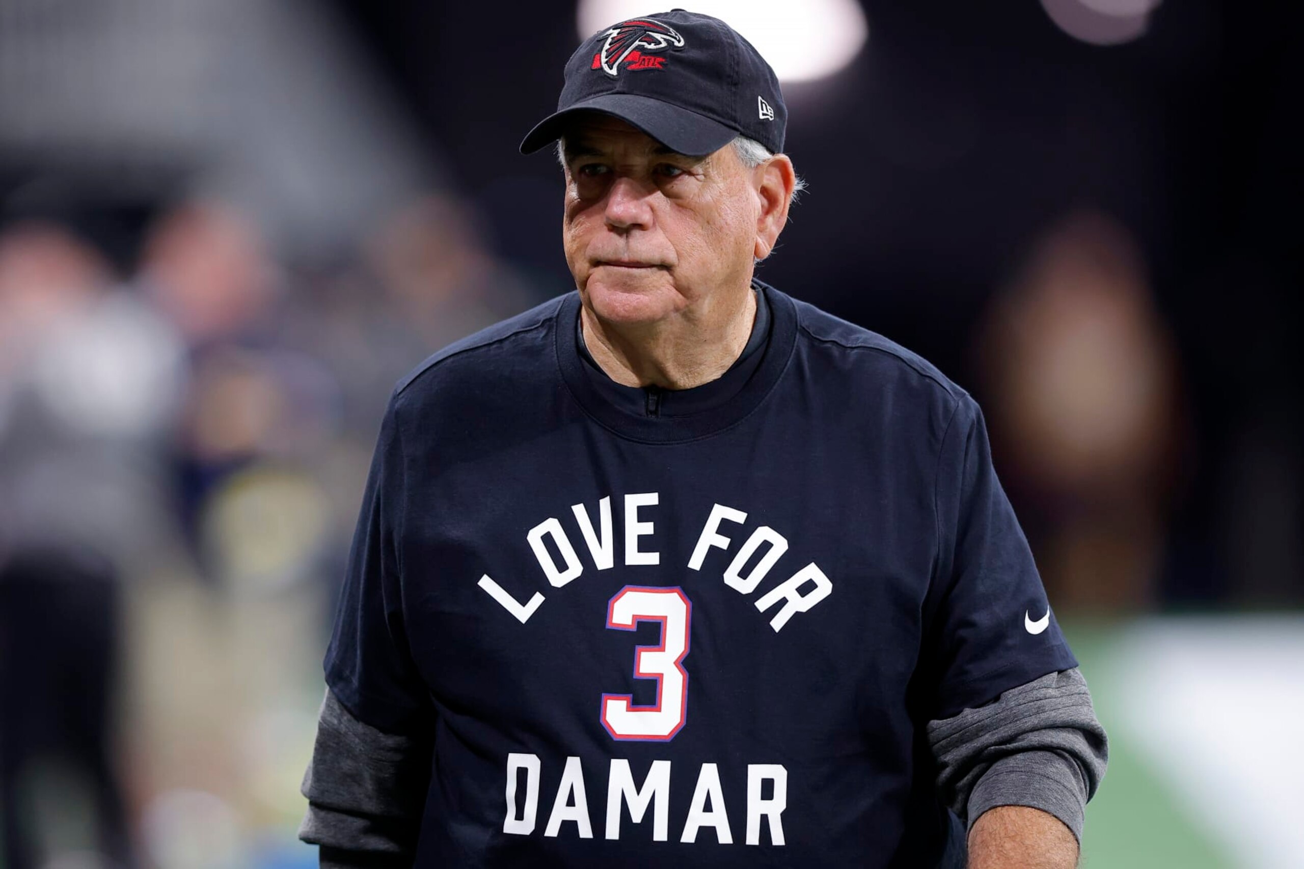 ATLANTA, GEORGIA - JANUARY 08: Defensive Coordinator Dean Pees of the Atlanta Falcons wearing a t-shirt in support of Damar Hamlin #3 of the Buffalo Bills prior to the game against the Tampa Bay Buccaneers at Mercedes-Benz Stadium on January 08, 2023 in Atlanta, Georgia. (Photo by Todd Kirkland/Getty Images)