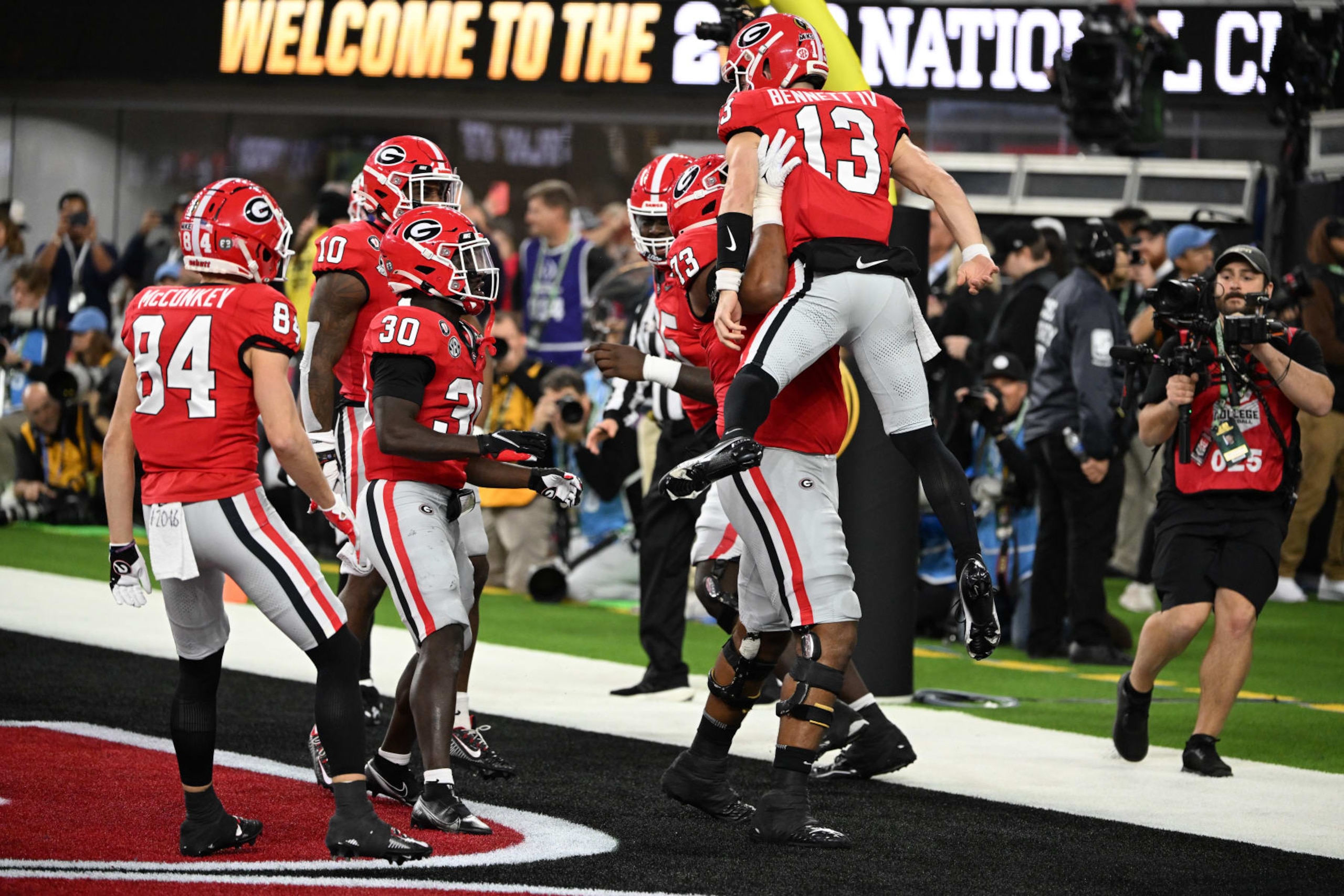 INGLEWOOD, CA - JANUARY 09:  Georgia Bulldogs quarterback Stetson Bennett (13) celebrates with teammates after scoring on a 21-yard rushing touchdown in the first quarter during the Georgia Bulldogs game versus the TCU Horned Frogs in the College Football Playoff National Championship game on January 9, 2023, at SoFi Stadium in Inglewood, CA. (Photo by John Cordes/Icon Sportswire via Getty Images)